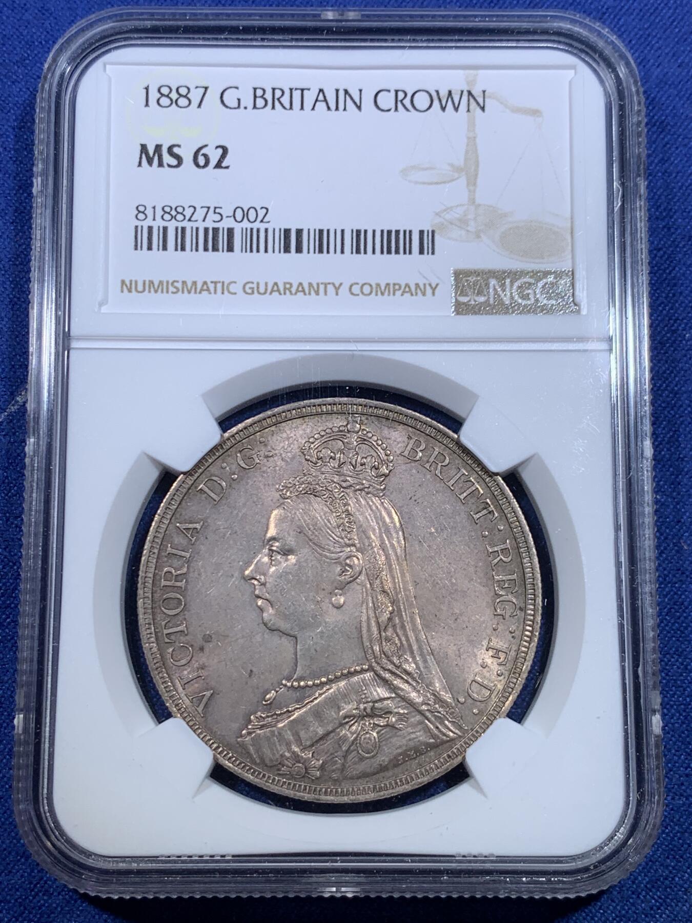 《竞宝斋》第298场- 周日，周一  2场连拍 （全场包邮） NGC MS62 英国1887年维多利亚高冠马剑克朗银币 淡紫色包浆 状态不错