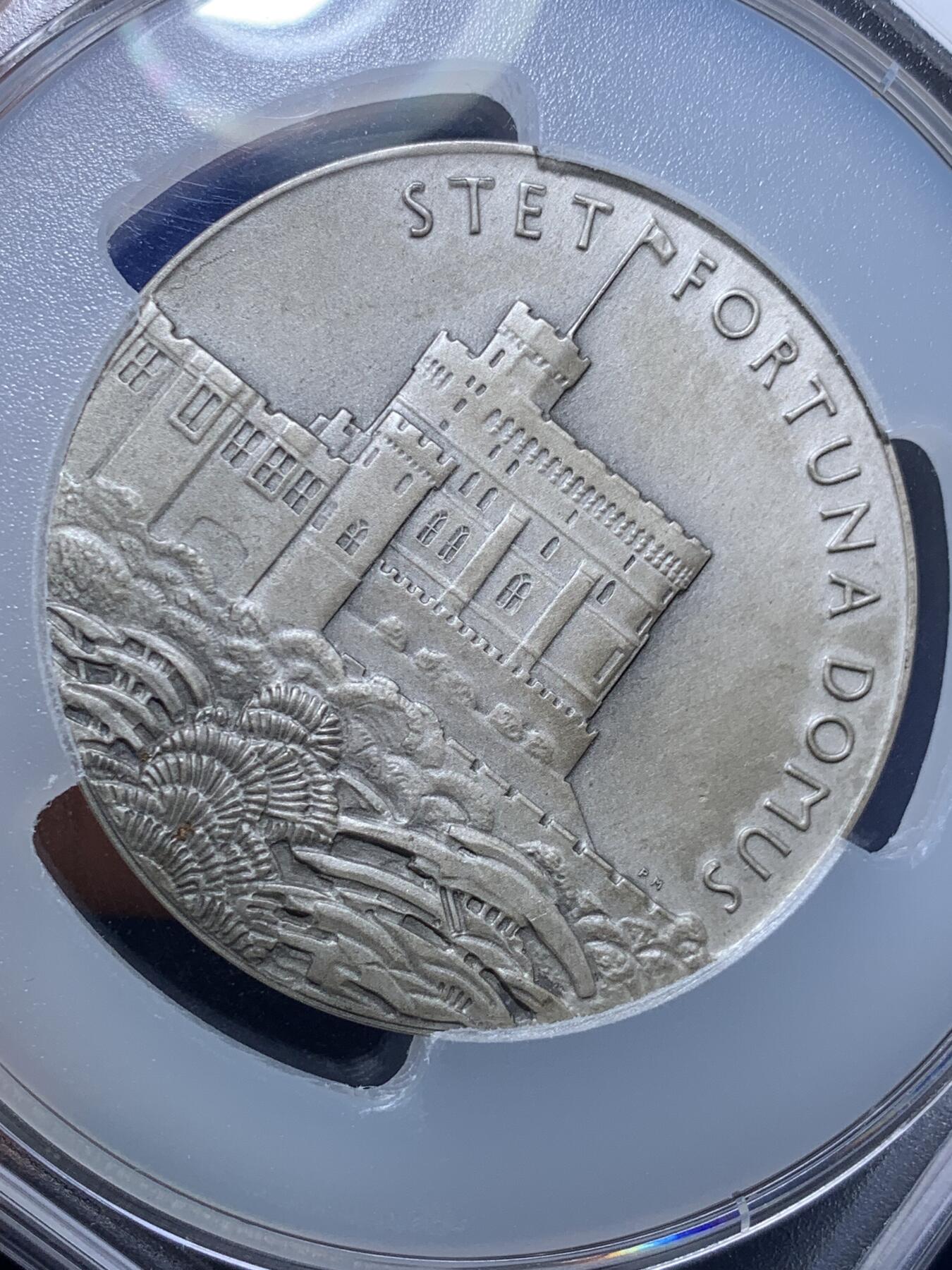 《竞宝斋》第298场- 周日，周一  2场连拍 （全场包邮） PCGS SP64 英国1935年乔治五世登基25周年大银章，约57mm，85g，经典英皇登基纪念，64收藏级高分难遇。此前麦稀奇裸章1300元不含佣成交