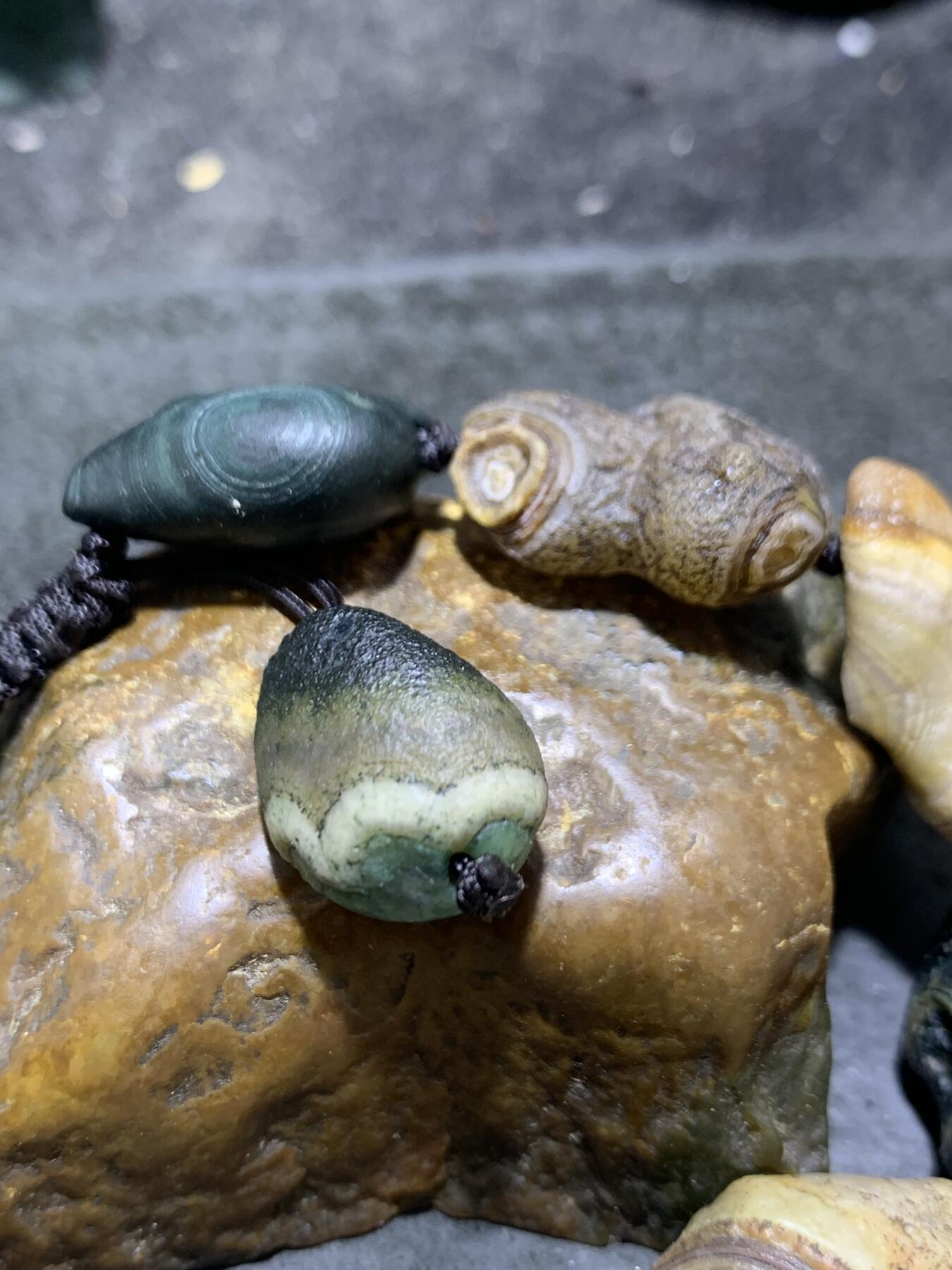 精美外蒙眼石手工编织手串一条。