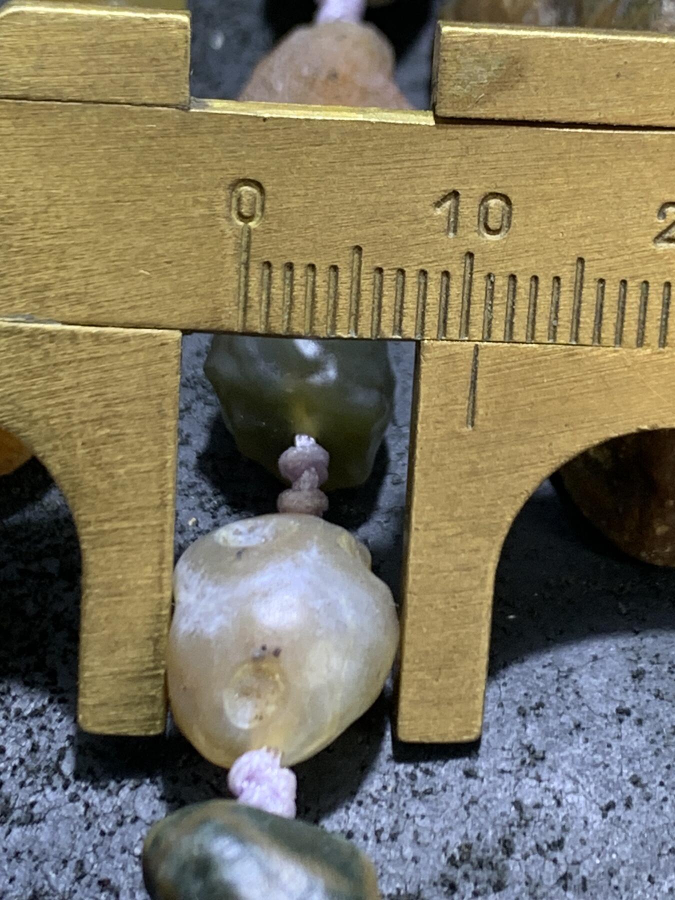 精美阿拉善高圆度多彩筋脉石项链一条，