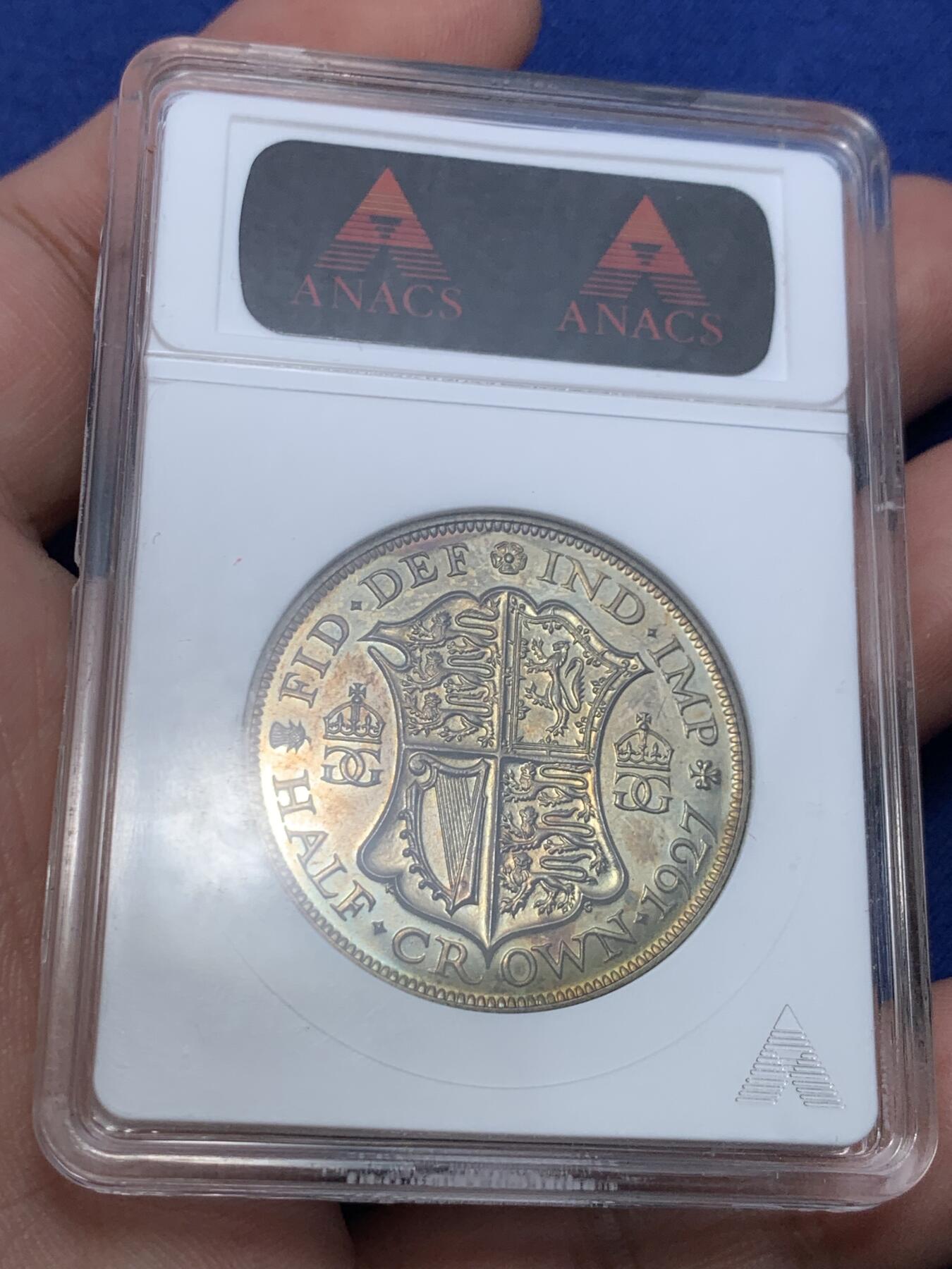 《竞宝斋》第298场- 周日，周一  2场连拍 （全场包邮） ANACS PF65 1927英国乔五精铸半克朗银币，绚烂彩虹包浆，65完美状态，极为养眼的一颗。经典小白盒，玲珑可爱，重评加分利器