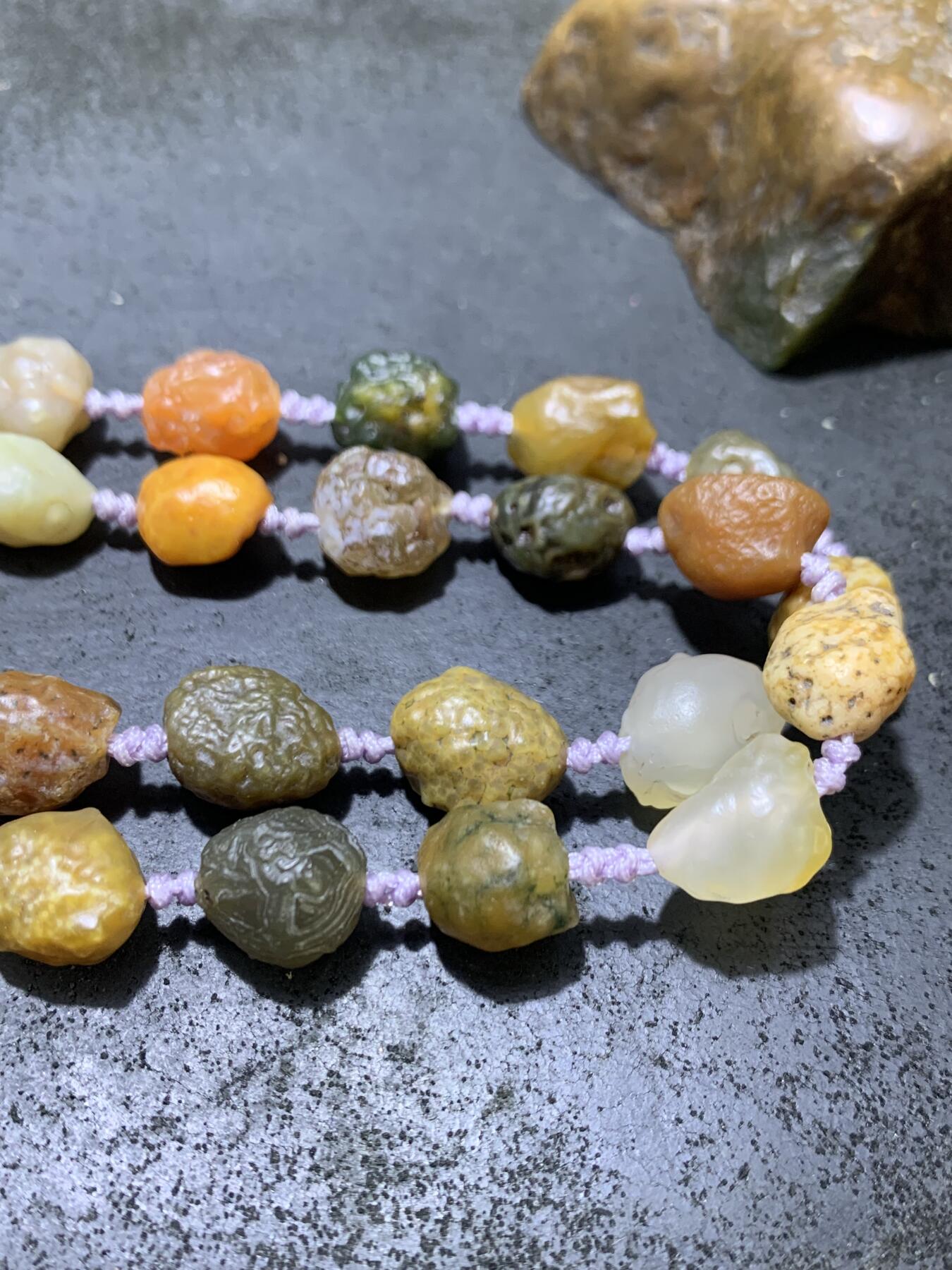 精美阿拉善高圆度多彩筋脉石项链一条，