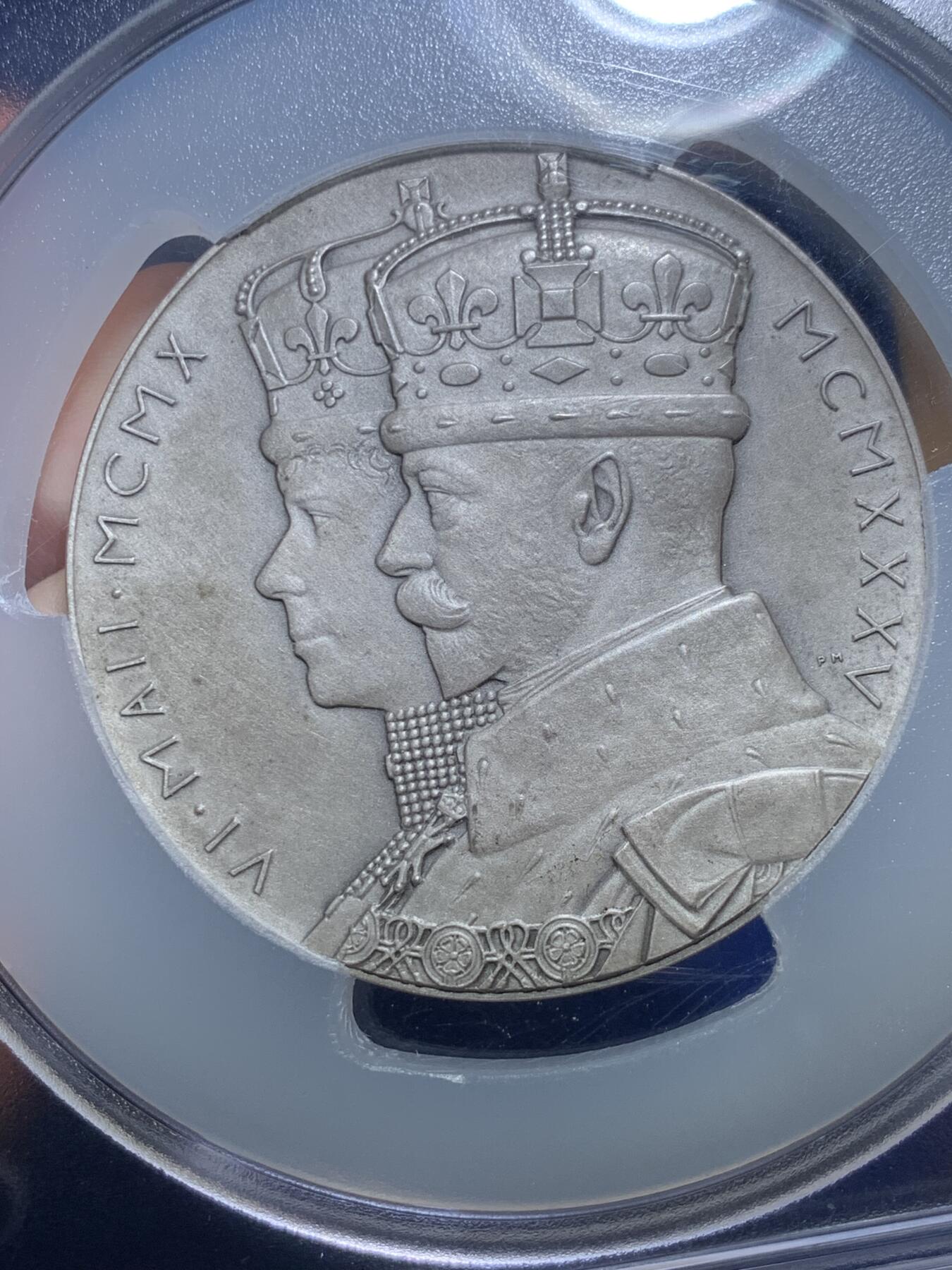 《竞宝斋》第298场- 周日，周一  2场连拍 （全场包邮） PCGS SP64 英国1935年乔治五世登基25周年大银章，约57mm，85g，经典英皇登基纪念，64收藏级高分难遇。此前麦稀奇裸章1300元不含佣成交