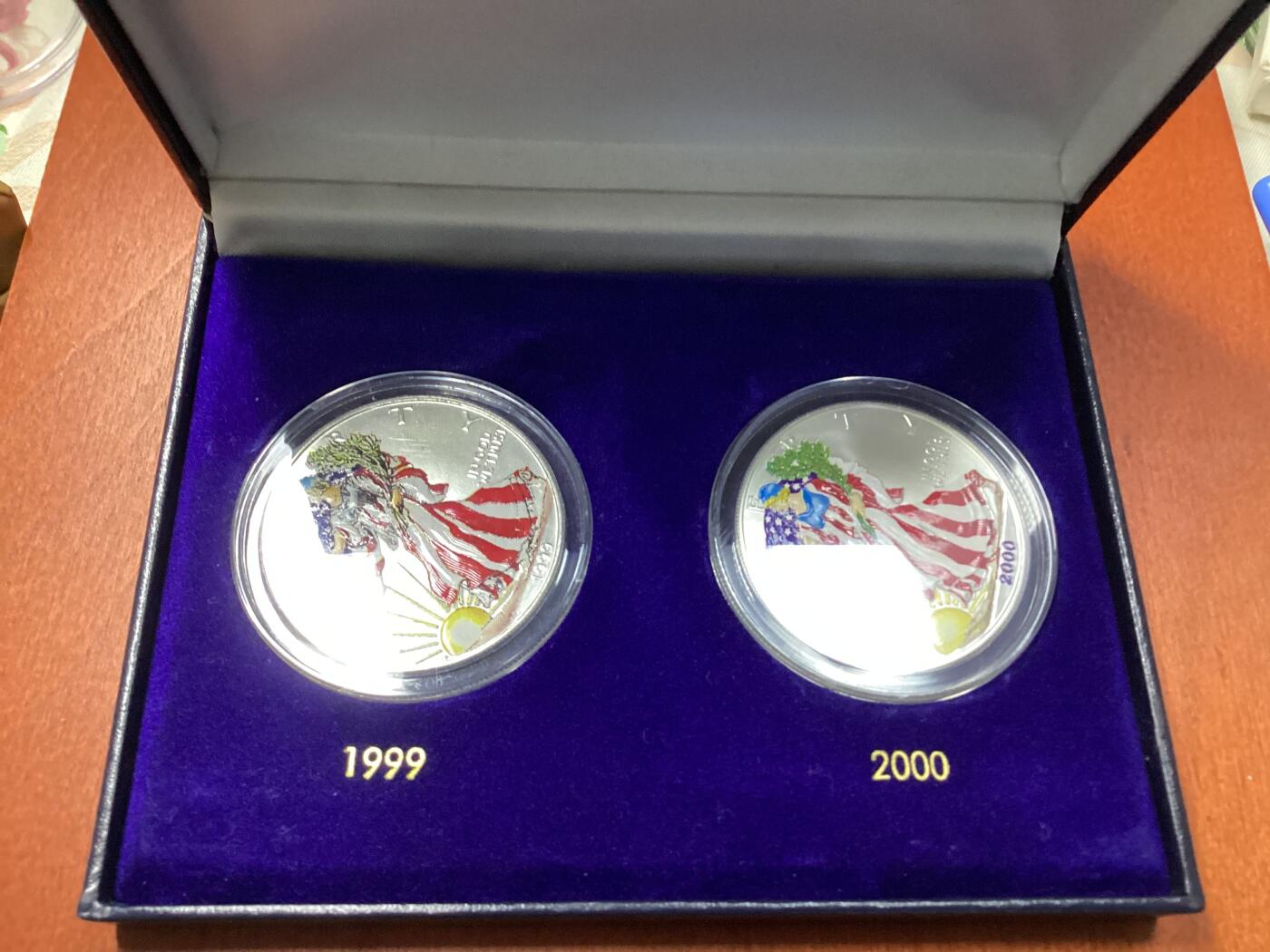 长老汇龙年精选第二十五场拍卖 1999-2000美国行走女神1美元彩色银币两枚，有盒无证