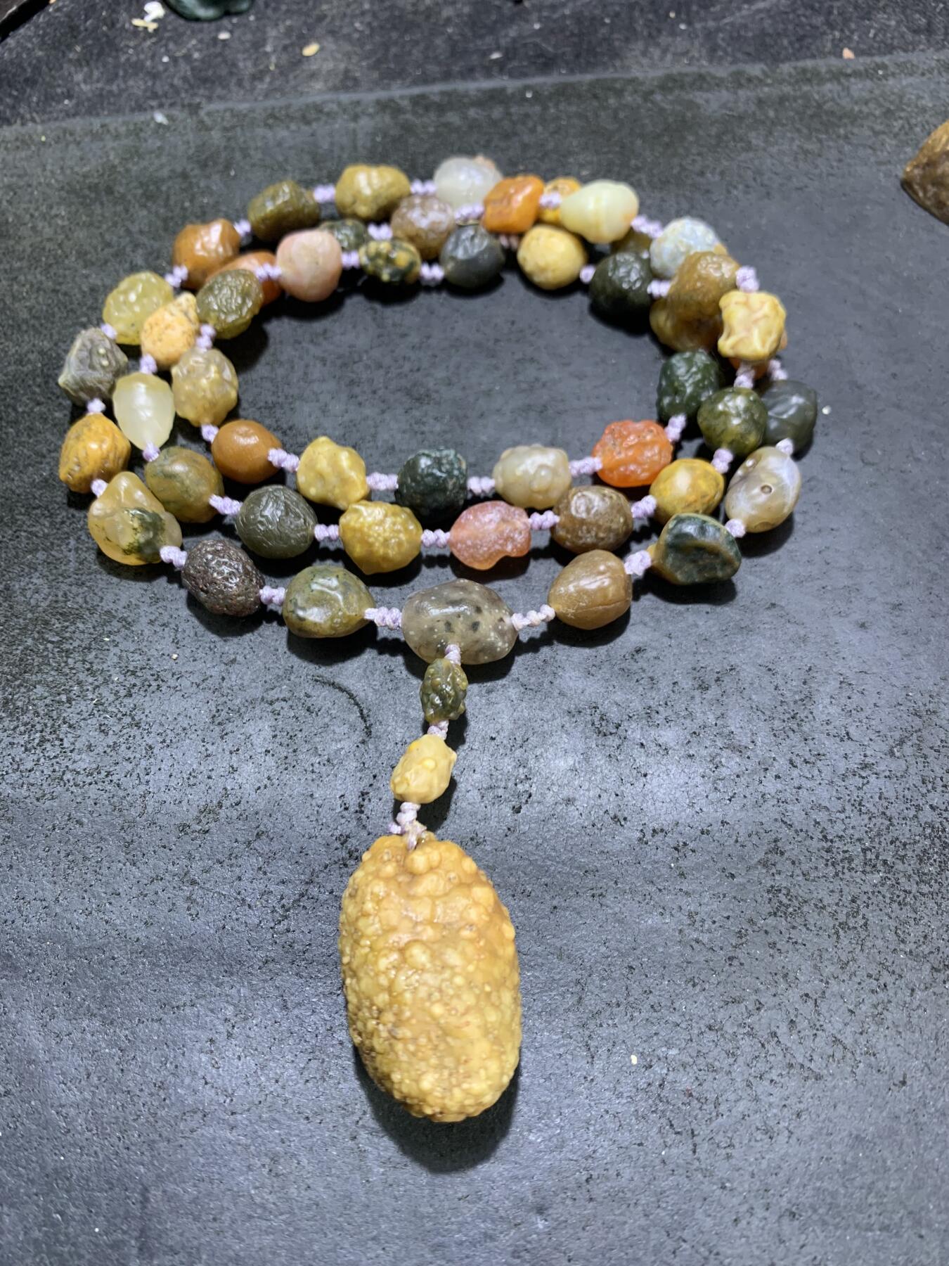 精美阿拉善高圆度多彩筋脉石项链一条，