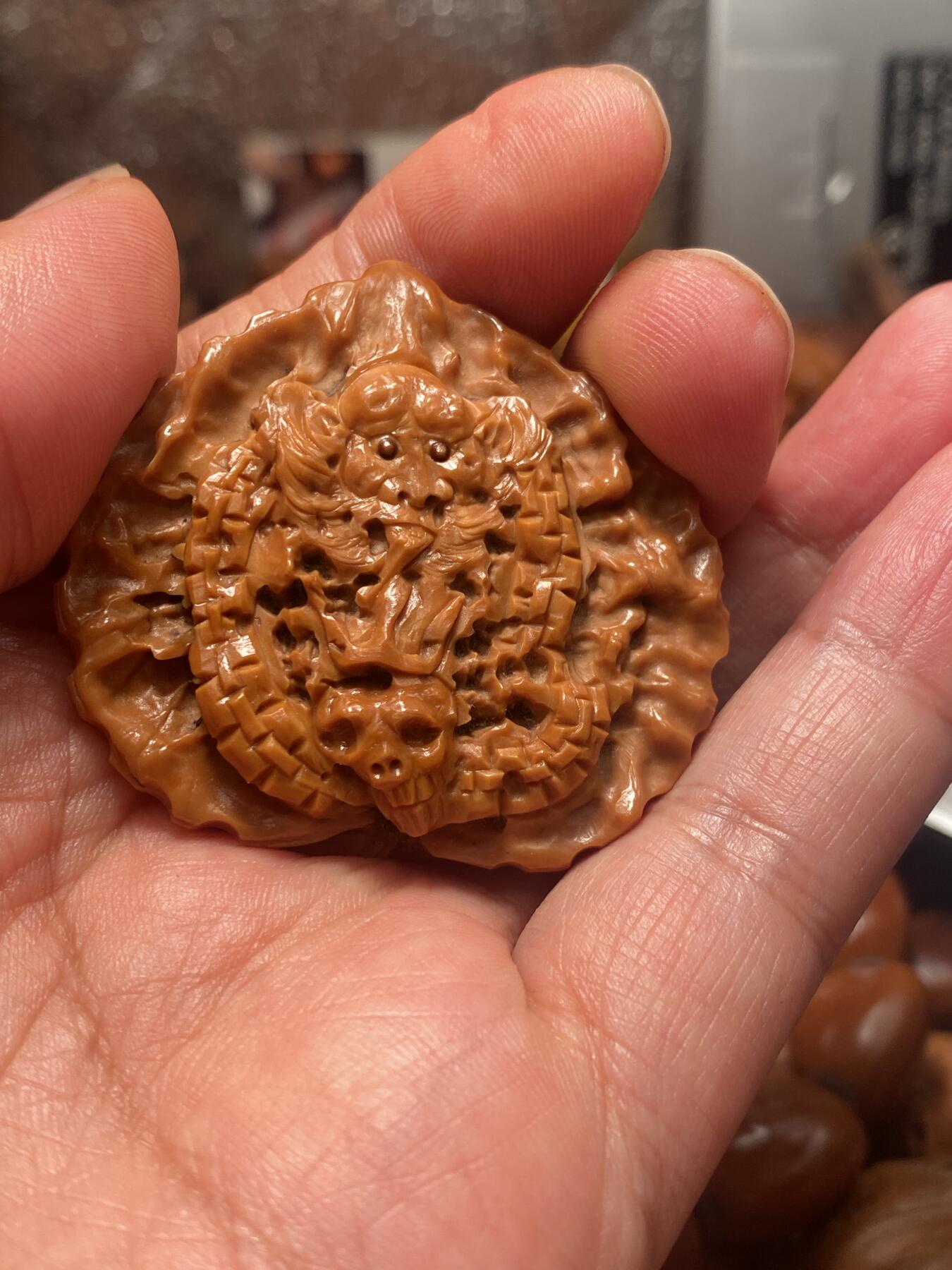 苏工核雕放漏价 苏工核雕，纯手工雕刻，核桃雕，地府款式黑白无常，新颖题材，非市场通货，尺寸4。9喜欢的来