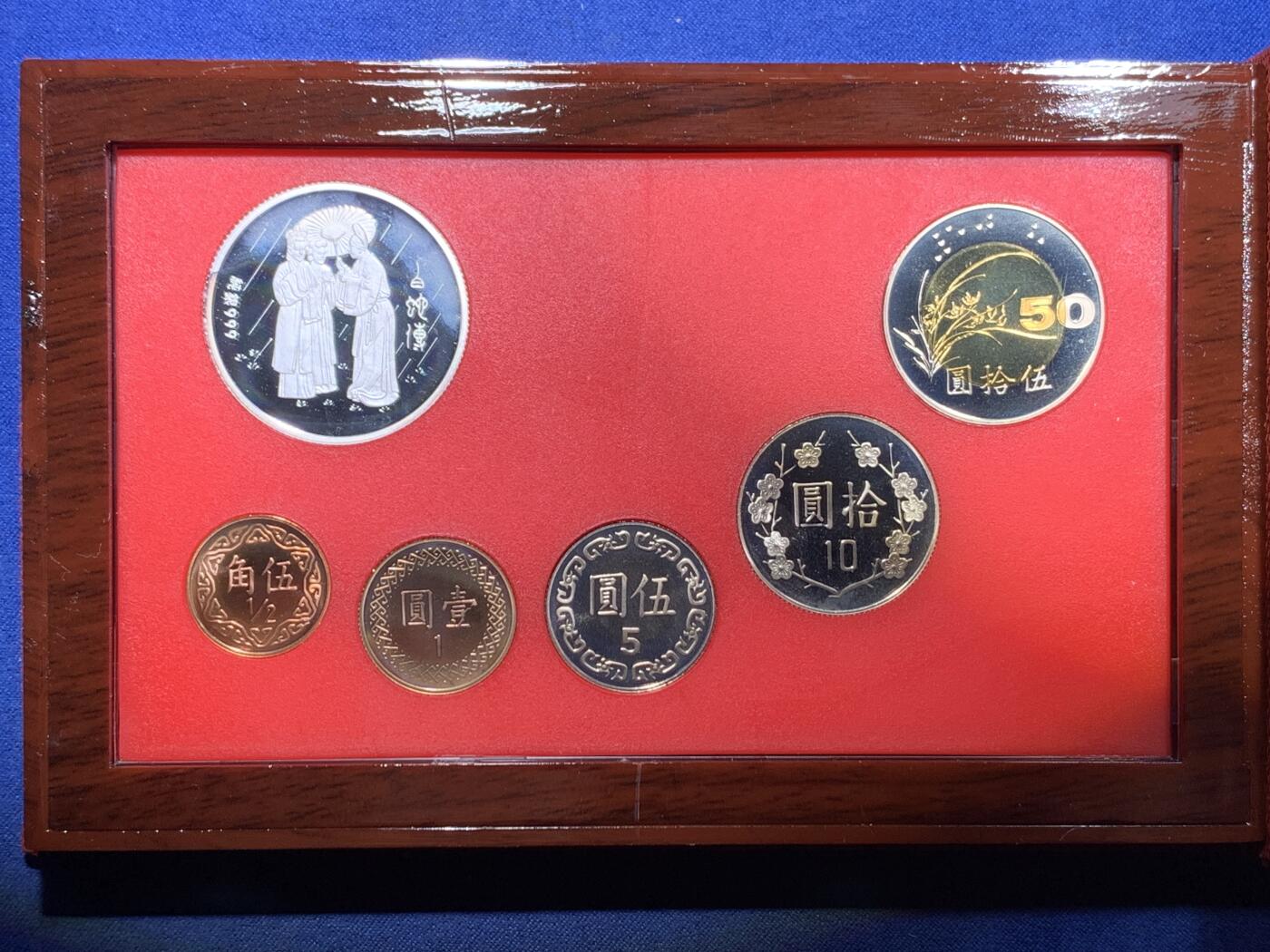 《竞宝斋》第298场- 周日，周一  2场连拍 （全场包邮） 台湾省民国九十年第一轮蛇年精致套币含二分之一盎司大银章 以及精致莫那鲁道纪念币