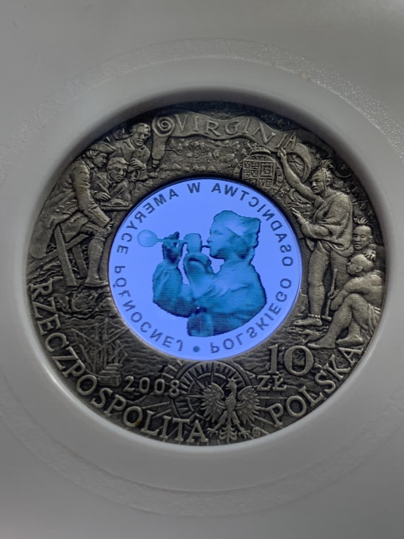 《竞宝斋》第298场- 周日，周一  2场连拍 （全场包邮） PCG PR70 MATTE 波兰2008年移居北美400周年10兹罗提镶嵌玻璃仿古精制银币（仿古银工艺，限量5万枚，成色完美如新，荣获世界造币厂厂长会议年度最佳技术创新奖）14.14克 925银 32mm