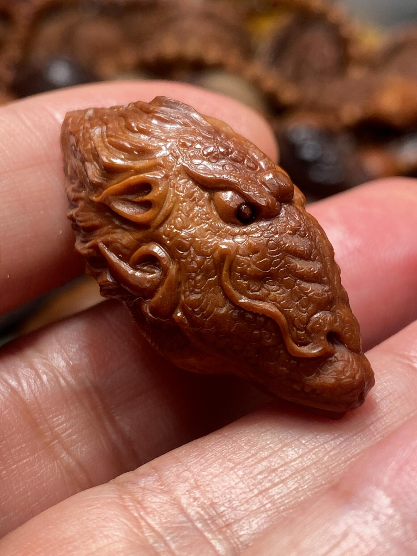 苏工核雕放漏价 苏工核雕纯手工龙行天下，大龙王，神态到位，选用10年梅林大核手作，尺寸2。05x4.0,核色红润，立体感十足喜欢的来