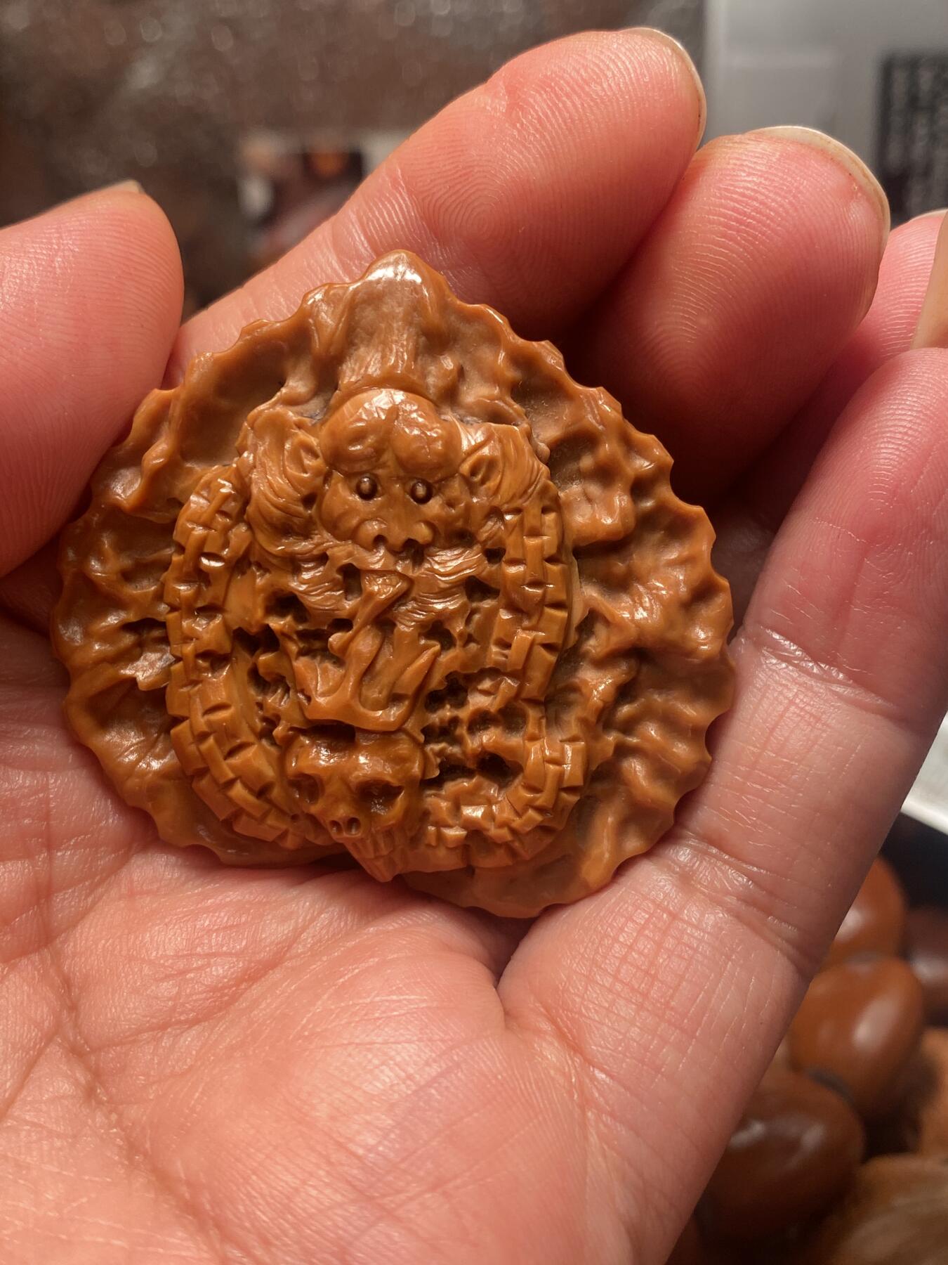 苏工核雕放漏价 苏工核雕，纯手工雕刻，核桃雕，地府款式黑白无常，新颖题材，非市场通货，尺寸4。9喜欢的来