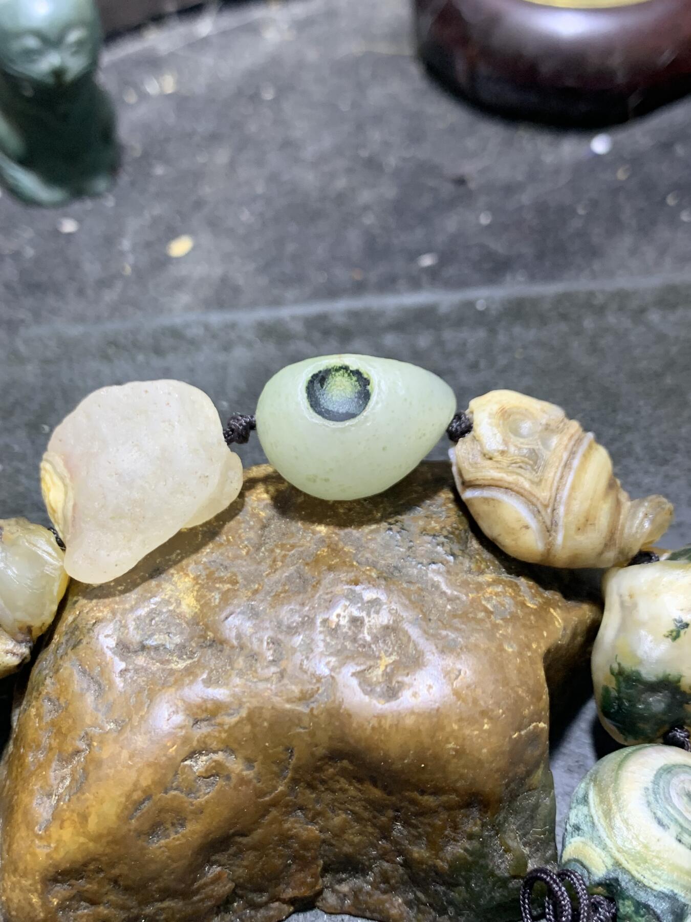 精美外蒙眼石手工编织手串一条。