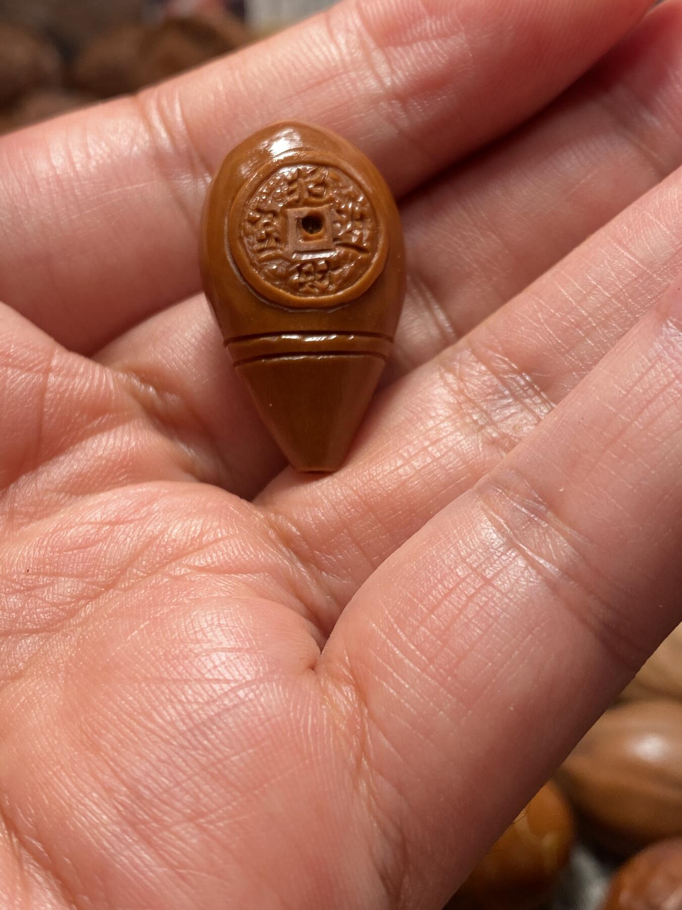 苏工核雕放漏价 苏工核雕二花老铁核手工老型财源滚滚，招财进宝三通，老籽市场极罕见，喜欢的来，尺寸1。7x2.9可搭任何串串