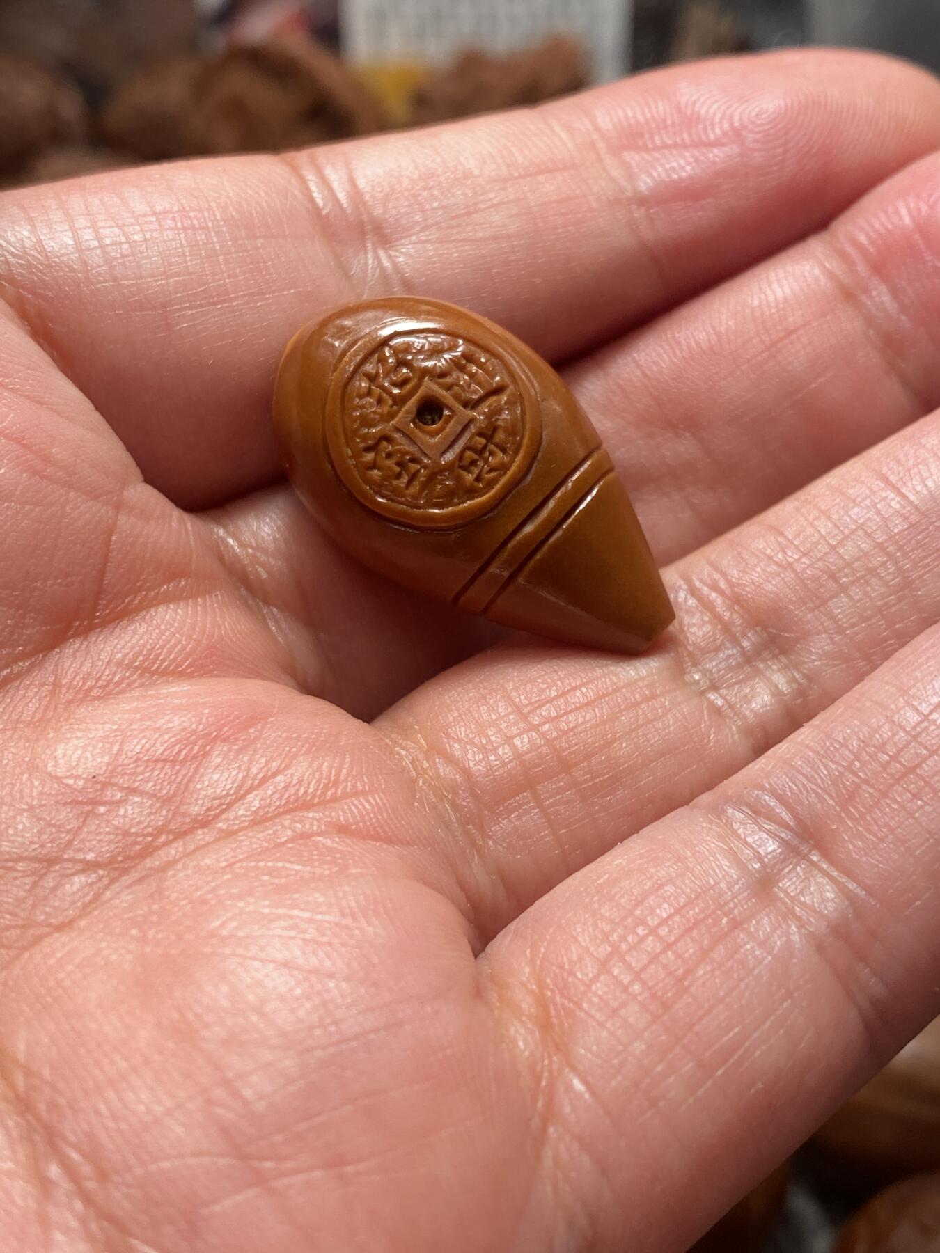 苏工核雕放漏价 苏工核雕二花老铁核手工老型财源滚滚，招财进宝三通，老籽市场极罕见，喜欢的来，尺寸1。7x2.9可搭任何串串