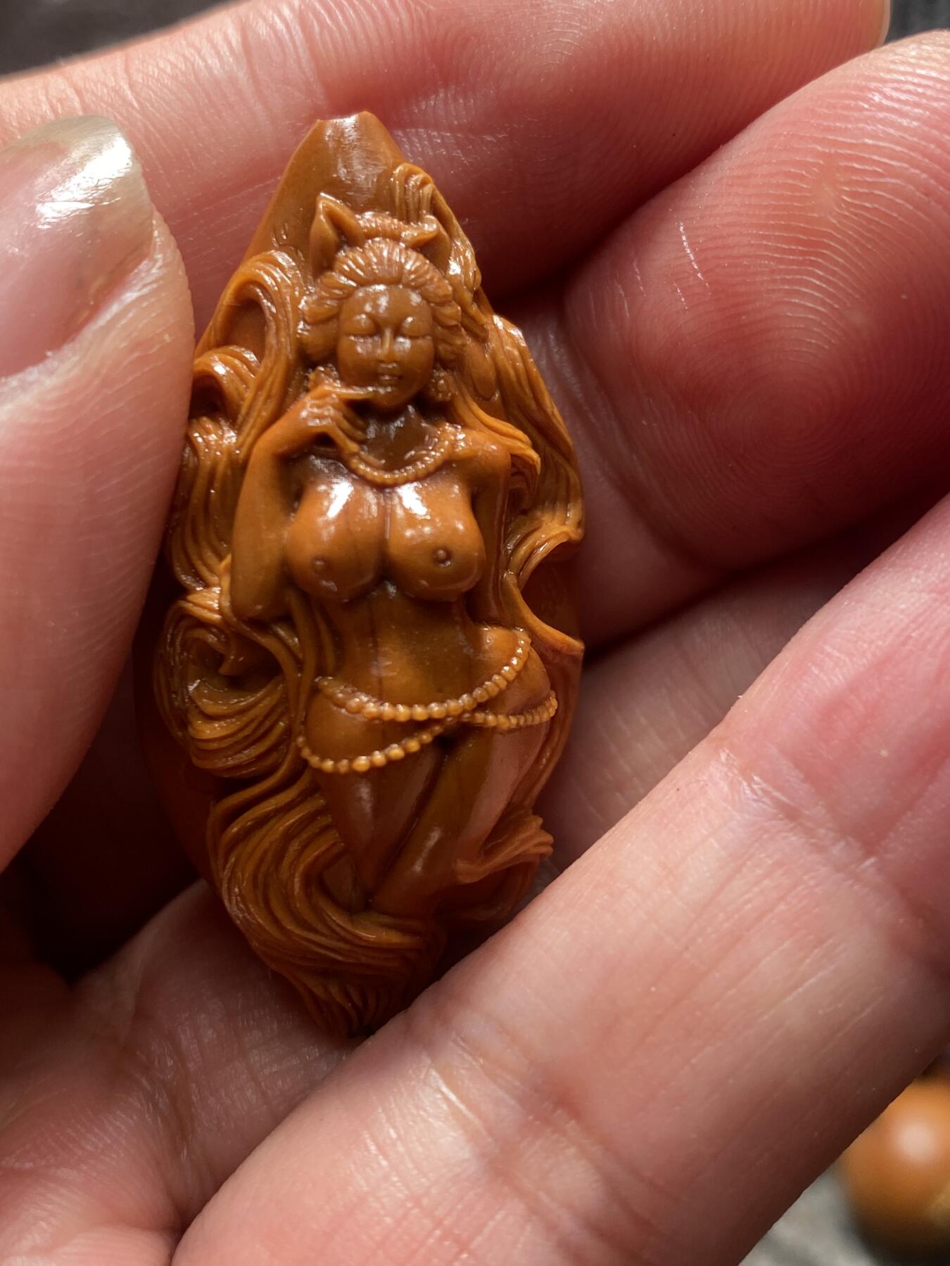 苏工核雕放漏价 苏工核雕狐狸精，神态到位，选用梅林大核雕刻，尺寸2。18x4.2,核色纯，立体感十足喜欢的来