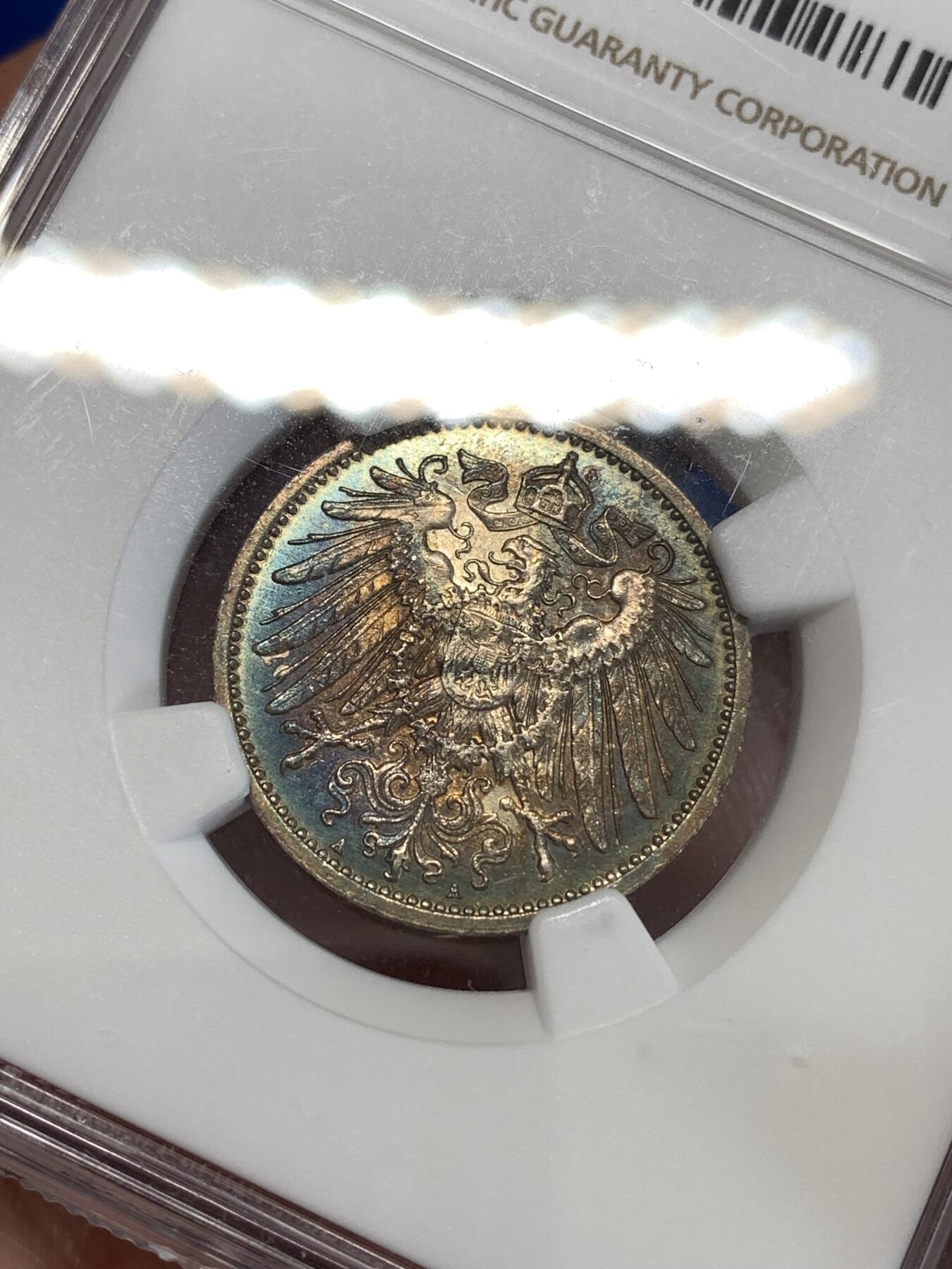 《竞宝斋》第298场- 周日，周一  2场连拍 （全场包邮） NGC MS62 1914年A版普鲁士一马克  正面环彩包浆相当漂亮 玩彩的德系玩家不可错过的一枚