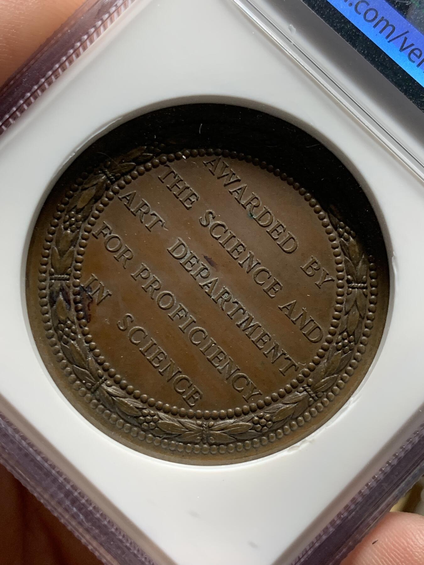 《竞宝斋》第298场- 周日，周一  2场连拍 （全场包邮） NGC MS63BN 英国 1887维多利亚艺术与科学铜奖章，加厚盒，首席雕刻师威廉·怀恩的名作，皇家造币厂出品，高浮雕 (39mm)