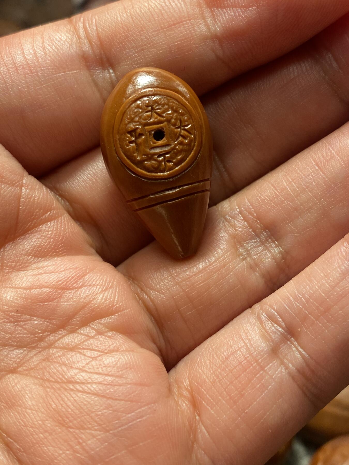 苏工核雕放漏价 苏工核雕二花老铁核手工老型财源滚滚，招财进宝三通，老籽市场极罕见，喜欢的来，尺寸1。7x2.9可搭任何串串