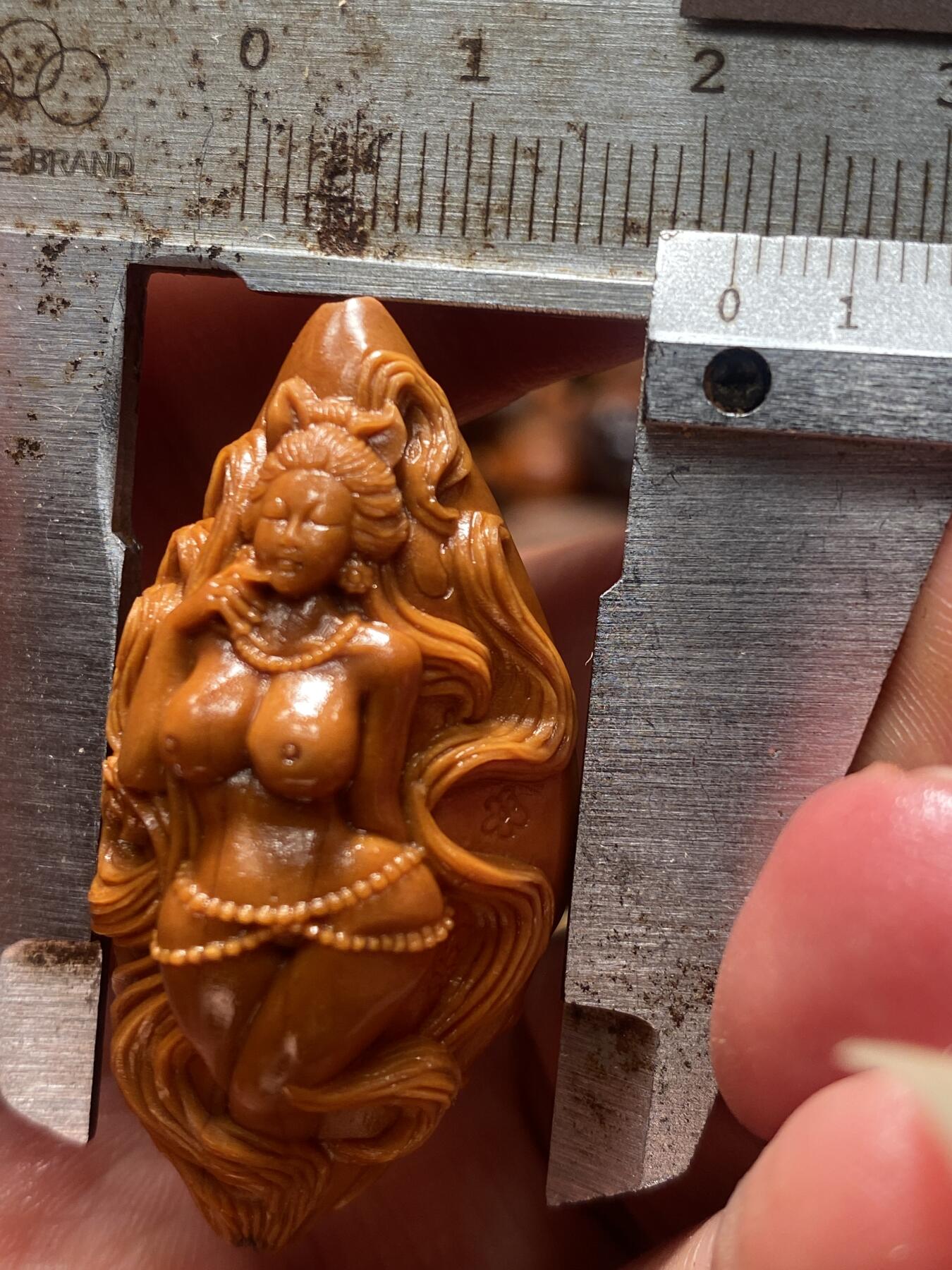 苏工核雕放漏价 苏工核雕狐狸精，神态到位，选用梅林大核雕刻，尺寸2。18x4.2,核色纯，立体感十足喜欢的来