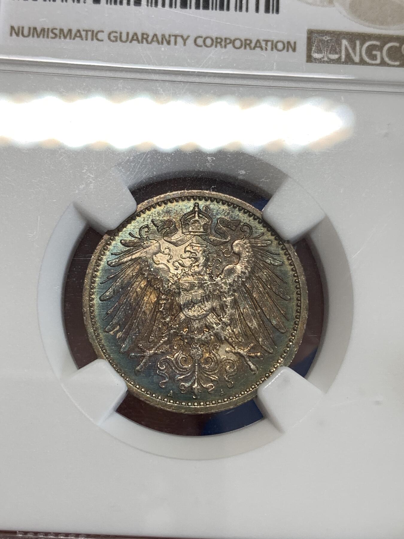 《竞宝斋》第298场- 周日，周一  2场连拍 （全场包邮） NGC MS62 1914年A版普鲁士一马克  正面环彩包浆相当漂亮 玩彩的德系玩家不可错过的一枚