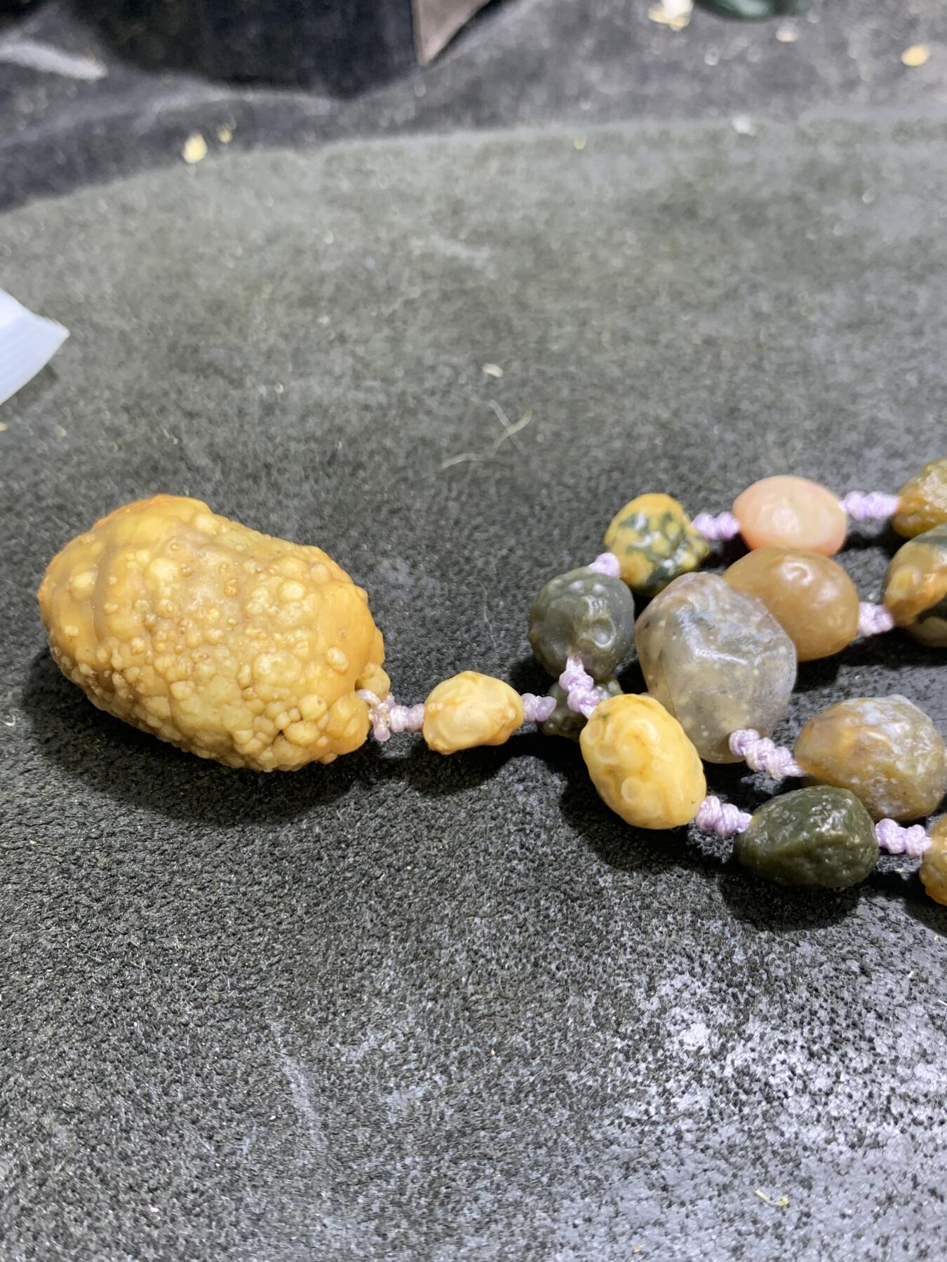 精美阿拉善高圆度多彩筋脉石项链一条，