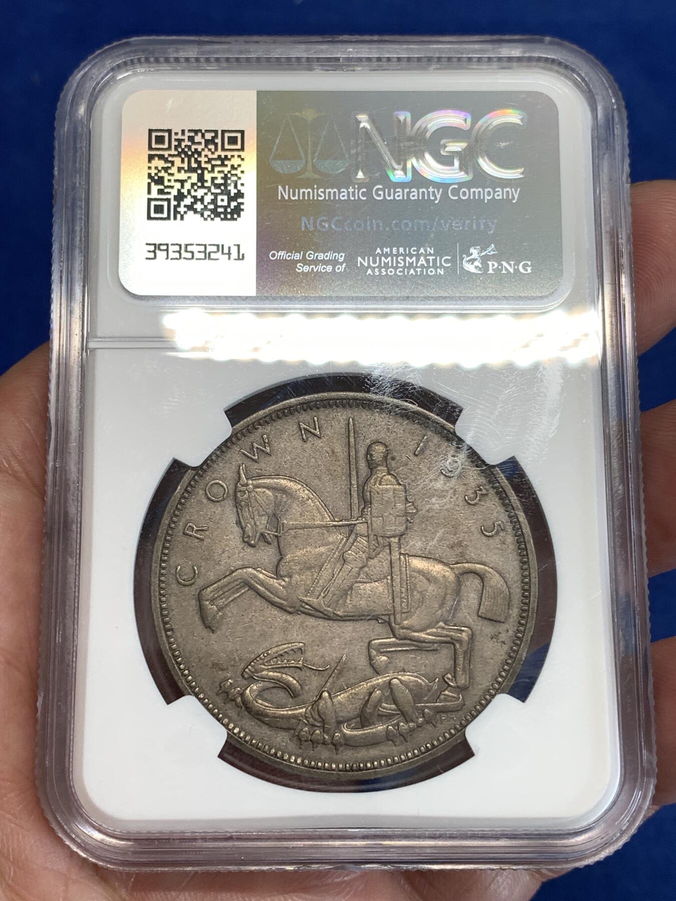《竞宝斋》第298场- 周日，周一  2场连拍 （全场包邮） NGC AU50英国1935年乔治五世木马剑银价上浮经典品种疑似低评超高性价比！暗色币面尽显时光痕迹！