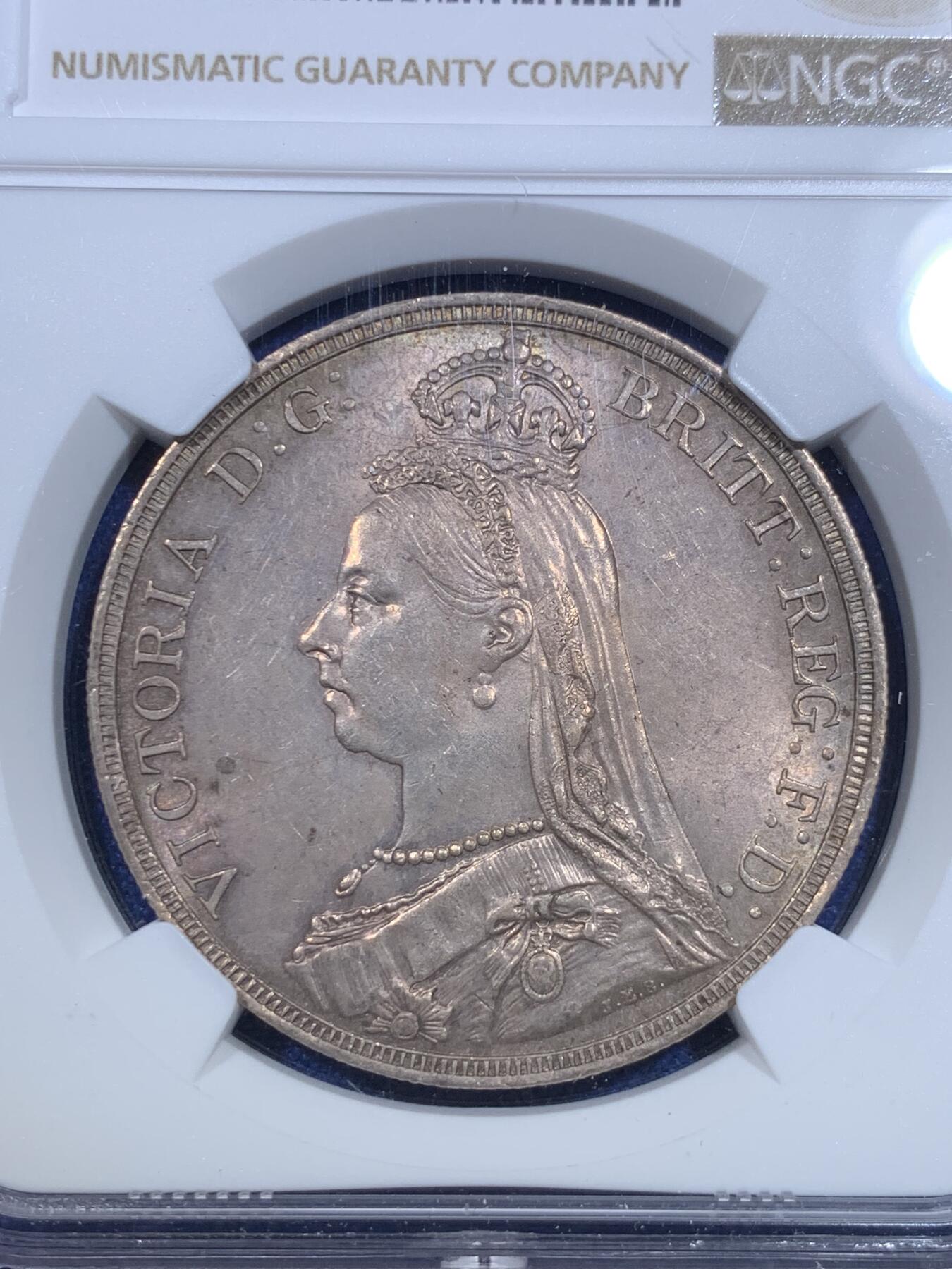 《竞宝斋》第298场- 周日，周一  2场连拍 （全场包邮） NGC MS62 英国1887年维多利亚高冠马剑克朗银币 淡紫色包浆 状态不错