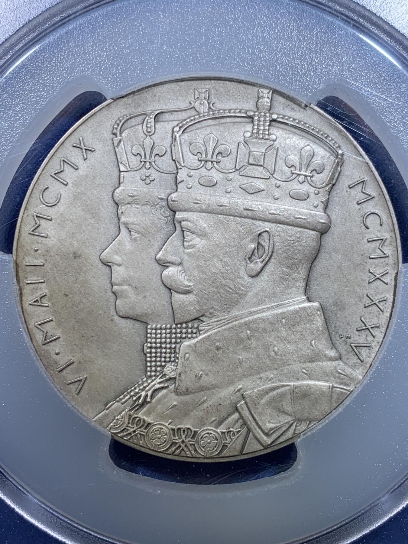 《竞宝斋》第298场- 周日，周一  2场连拍 （全场包邮） PCGS SP64 英国1935年乔治五世登基25周年大银章，约57mm，85g，经典英皇登基纪念，64收藏级高分难遇。此前麦稀奇裸章1300元不含佣成交