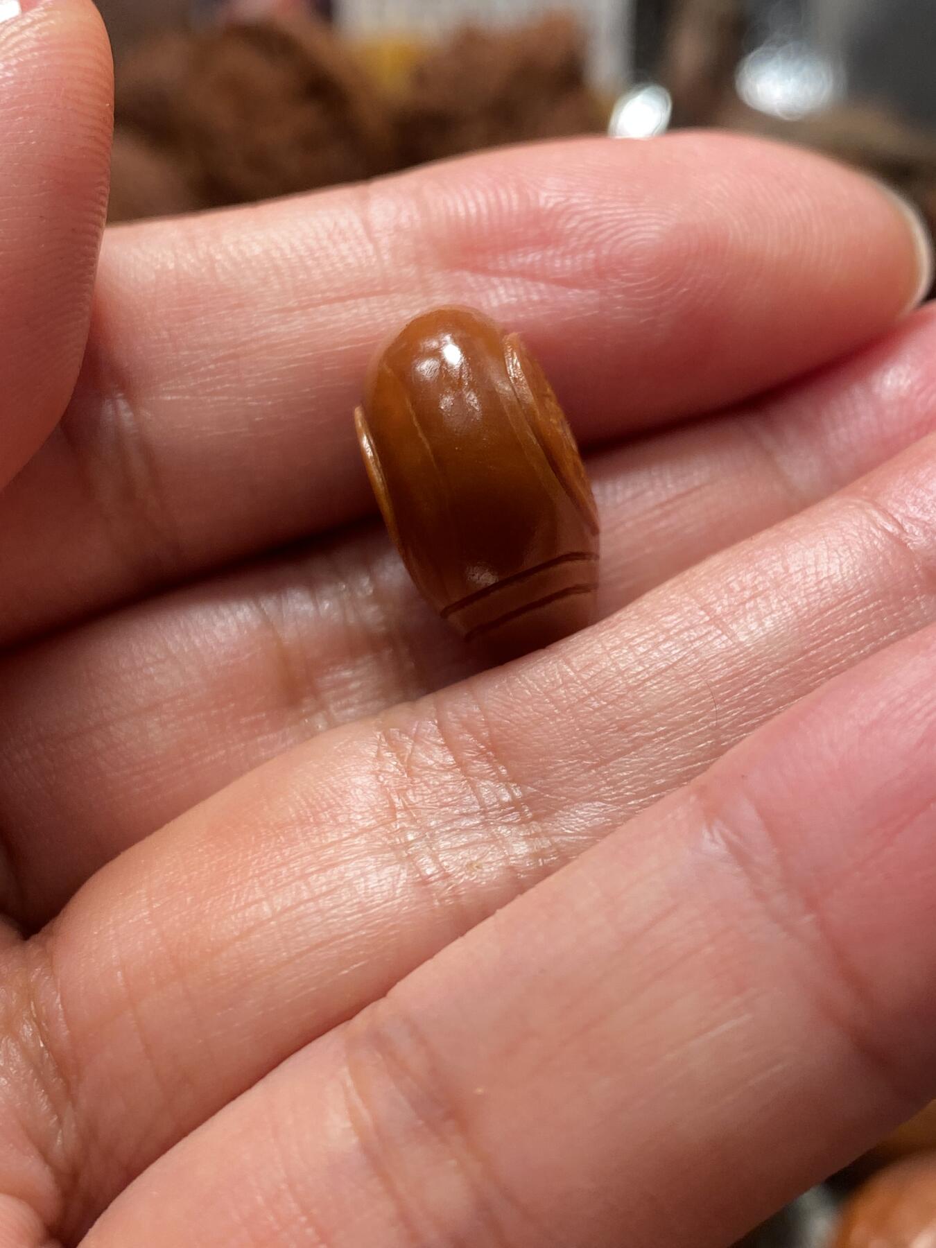 苏工核雕放漏价 苏工核雕二花老铁核手工老型财源滚滚，招财进宝三通，老籽市场极罕见，喜欢的来，尺寸1.46x1.95可搭任何串串
