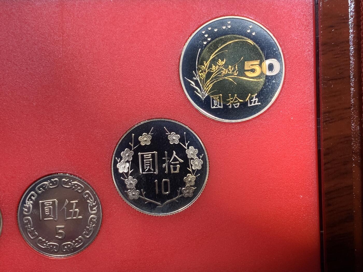 《竞宝斋》第298场- 周日，周一  2场连拍 （全场包邮） 台湾省民国九十年第一轮蛇年精致套币含二分之一盎司大银章 以及精致莫那鲁道纪念币