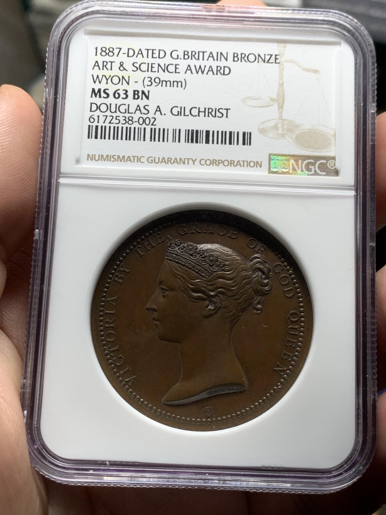 《竞宝斋》第298场- 周日，周一  2场连拍 （全场包邮） NGC MS63BN 英国 1887维多利亚艺术与科学铜奖章，加厚盒，首席雕刻师威廉·怀恩的名作，皇家造币厂出品，高浮雕 (39mm)