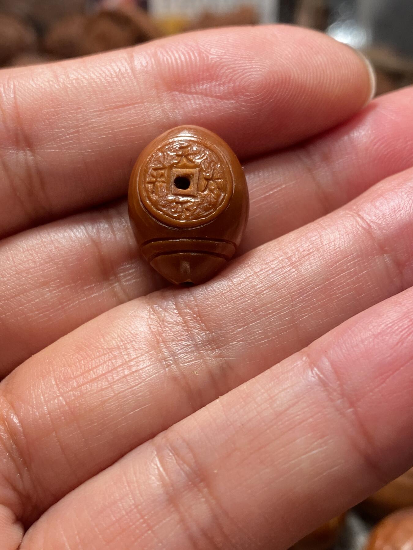 苏工核雕放漏价 苏工核雕二花老铁核手工老型财源滚滚，招财进宝三通，老籽市场极罕见，喜欢的来，尺寸1.46x1.95可搭任何串串