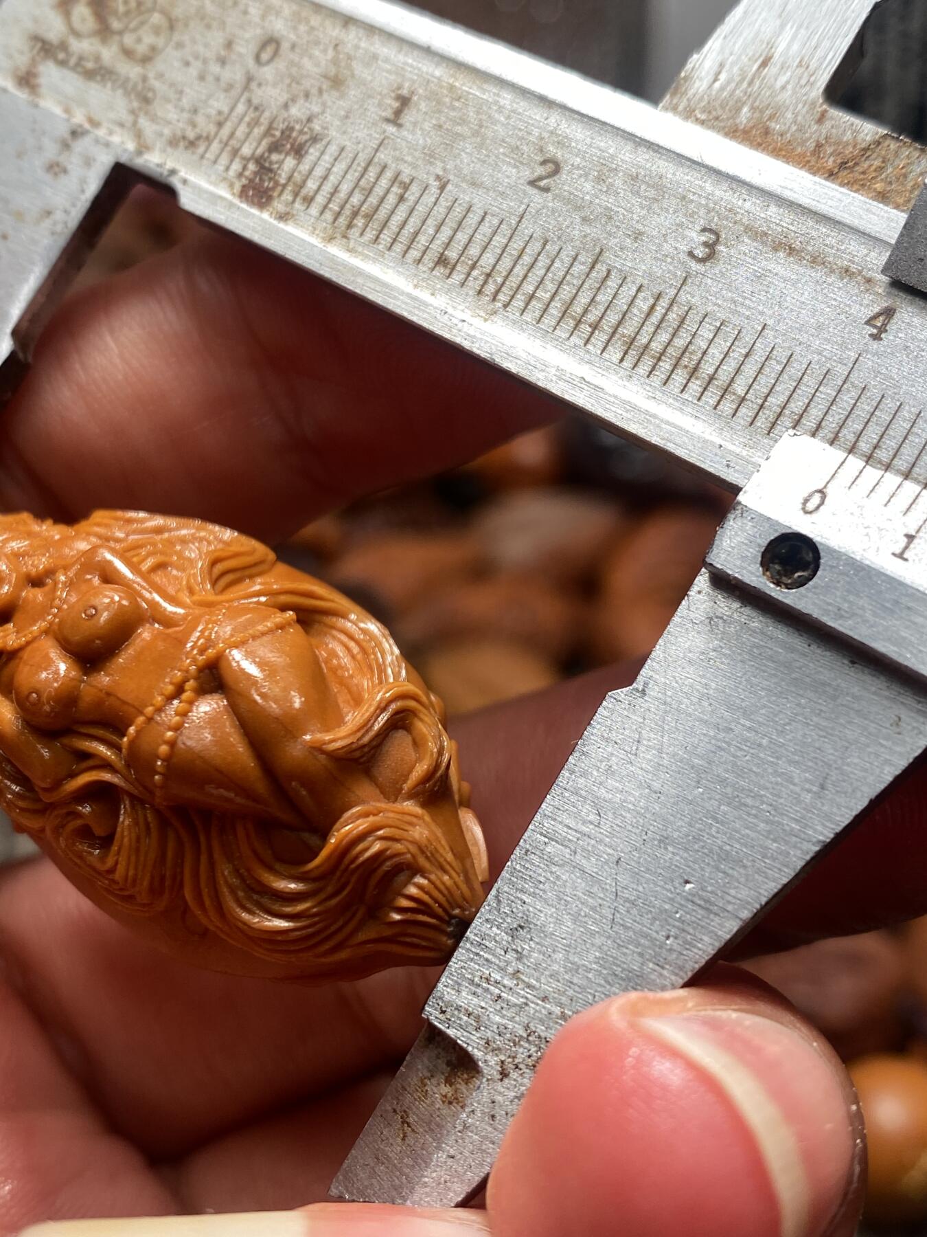 苏工核雕放漏价 苏工核雕狐狸精，神态到位，选用梅林大核雕刻，尺寸2。18x4.2,核色纯，立体感十足喜欢的来