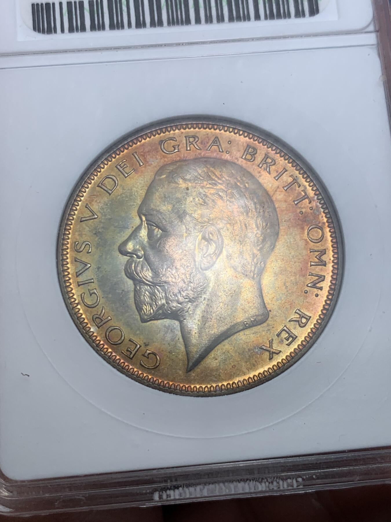 《竞宝斋》第298场- 周日，周一  2场连拍 （全场包邮） ANACS PF65 1927英国乔五精铸半克朗银币，绚烂彩虹包浆，65完美状态，极为养眼的一颗。经典小白盒，玲珑可爱，重评加分利器