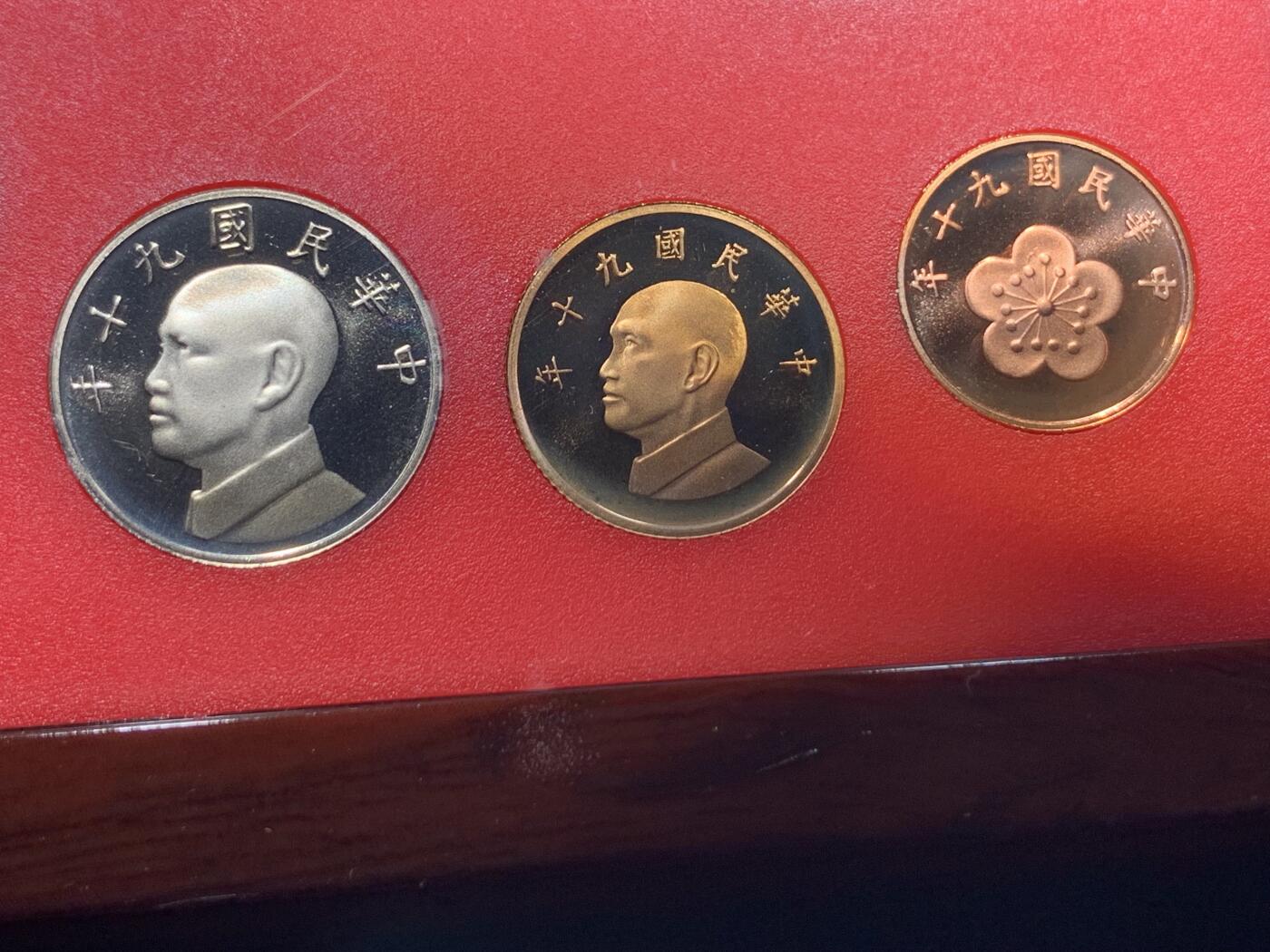 《竞宝斋》第298场- 周日，周一  2场连拍 （全场包邮） 台湾省民国九十年第一轮蛇年精致套币含二分之一盎司大银章 以及精致莫那鲁道纪念币