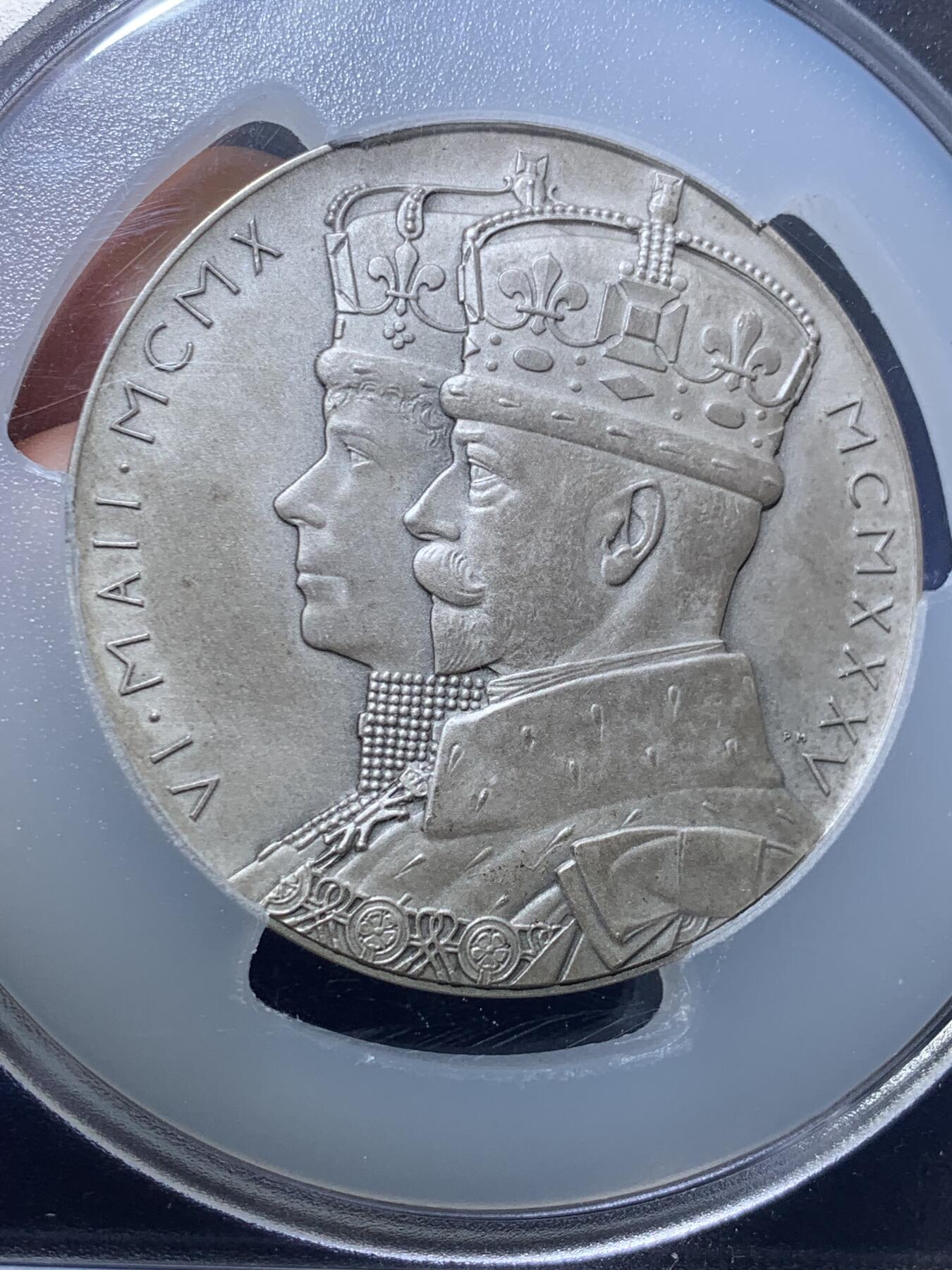《竞宝斋》第298场- 周日，周一  2场连拍 （全场包邮） PCGS SP64 英国1935年乔治五世登基25周年大银章，约57mm，85g，经典英皇登基纪念，64收藏级高分难遇。此前麦稀奇裸章1300元不含佣成交