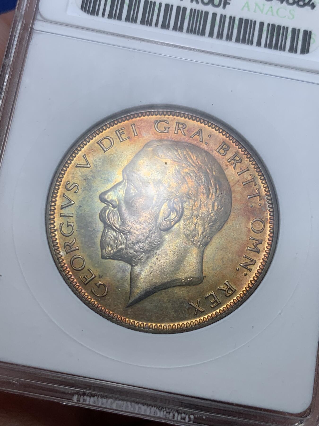 《竞宝斋》第298场- 周日，周一  2场连拍 （全场包邮） ANACS PF65 1927英国乔五精铸半克朗银币，绚烂彩虹包浆，65完美状态，极为养眼的一颗。经典小白盒，玲珑可爱，重评加分利器