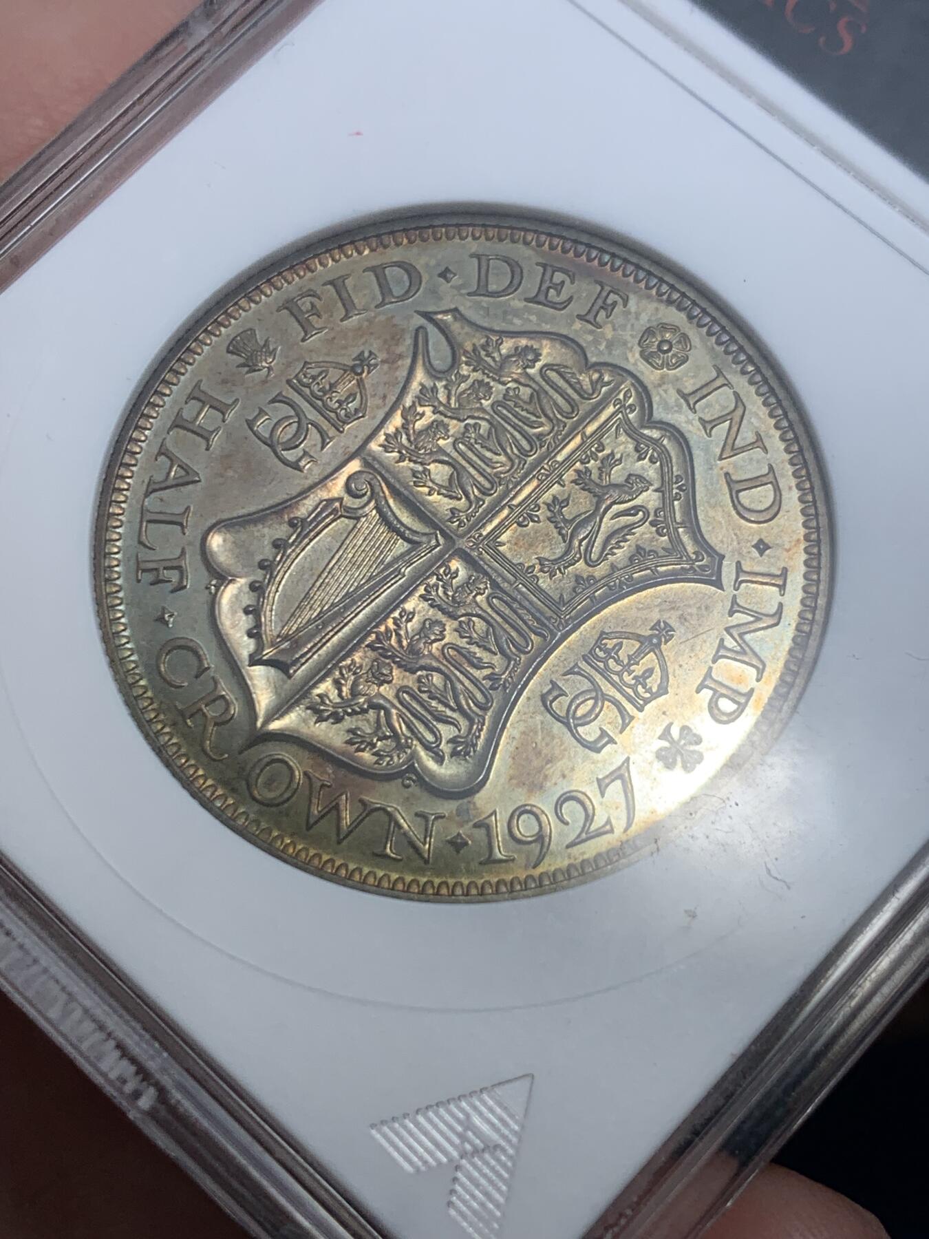 《竞宝斋》第298场- 周日，周一  2场连拍 （全场包邮） ANACS PF65 1927英国乔五精铸半克朗银币，绚烂彩虹包浆，65完美状态，极为养眼的一颗。经典小白盒，玲珑可爱，重评加分利器