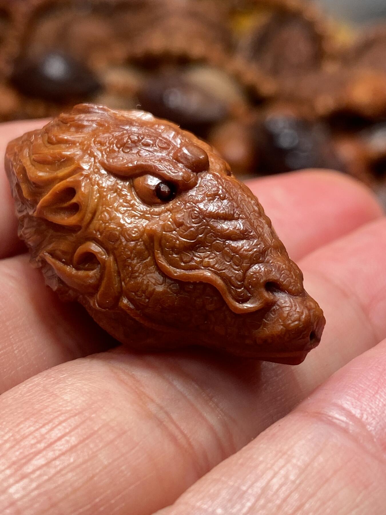 苏工核雕放漏价 苏工核雕纯手工龙行天下，大龙王，神态到位，选用10年梅林大核手作，尺寸2。05x4.0,核色红润，立体感十足喜欢的来