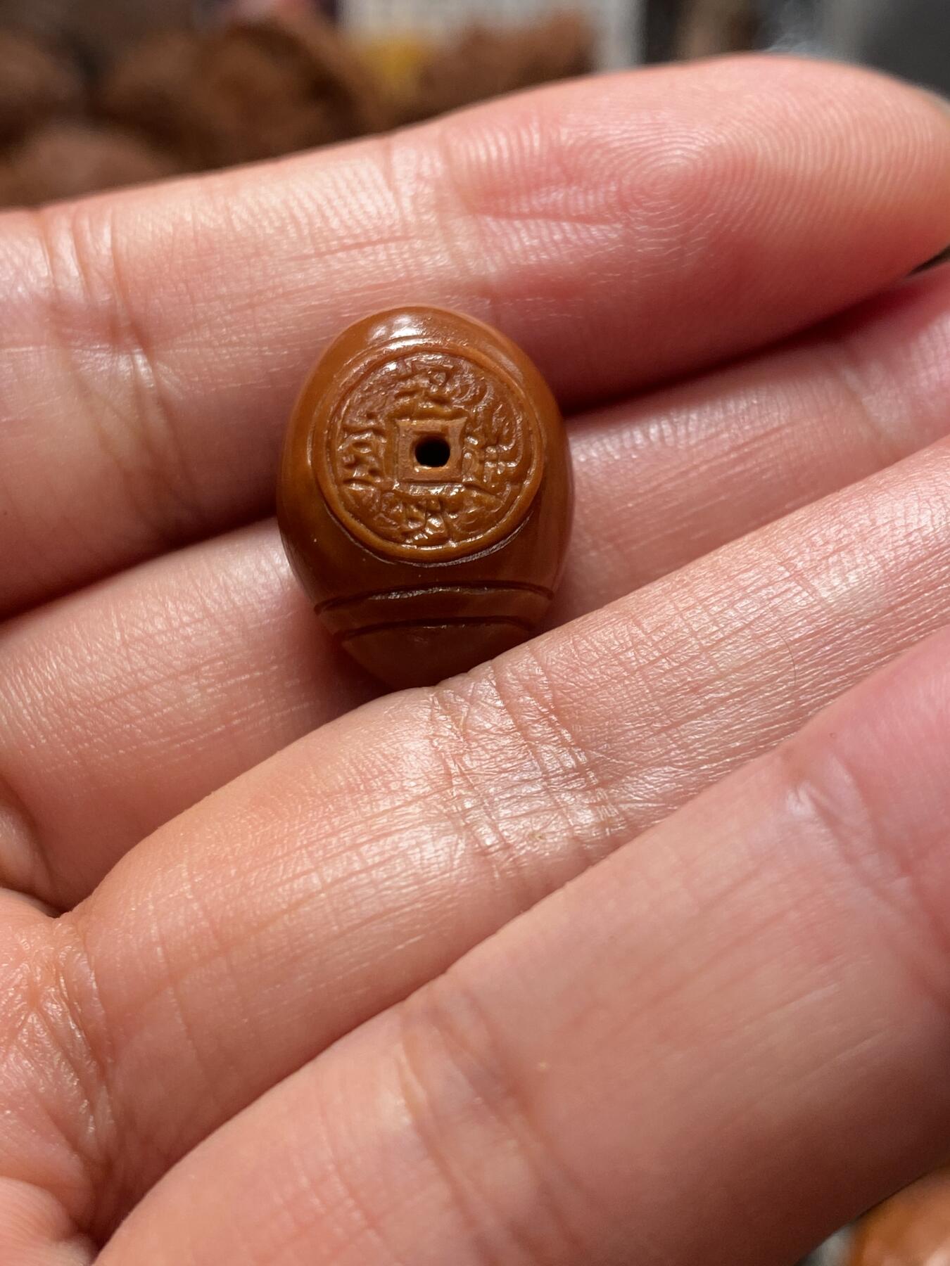 苏工核雕放漏价 苏工核雕二花老铁核手工老型财源滚滚，招财进宝三通，老籽市场极罕见，喜欢的来，尺寸1.46x1.95可搭任何串串