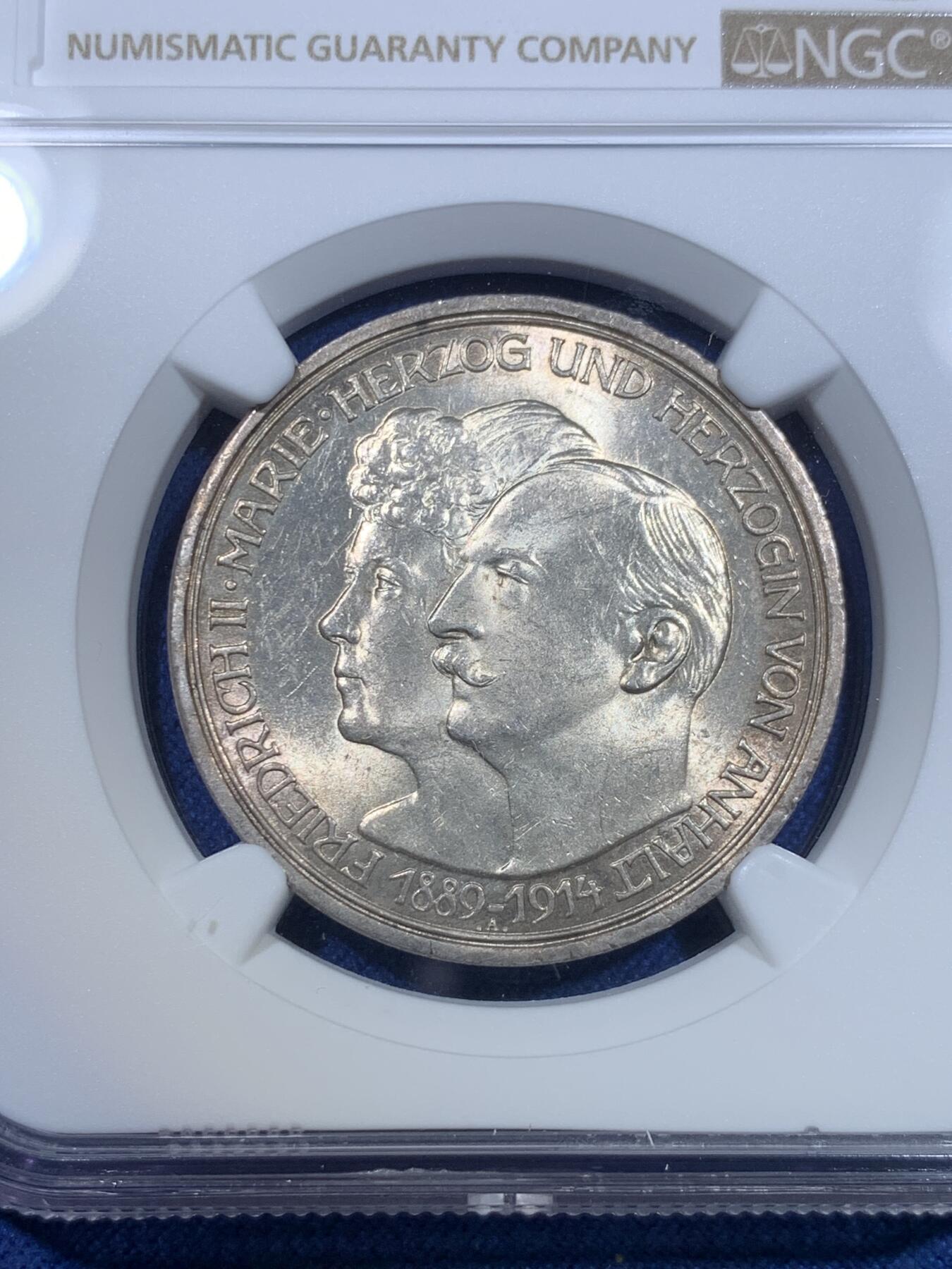 《竞宝斋》第298场- 周日，周一  2场连拍 （全场包邮） NGC MS62 德国 1914  安哈特结婚纪念3马克银币 带转光 淡彩包浆