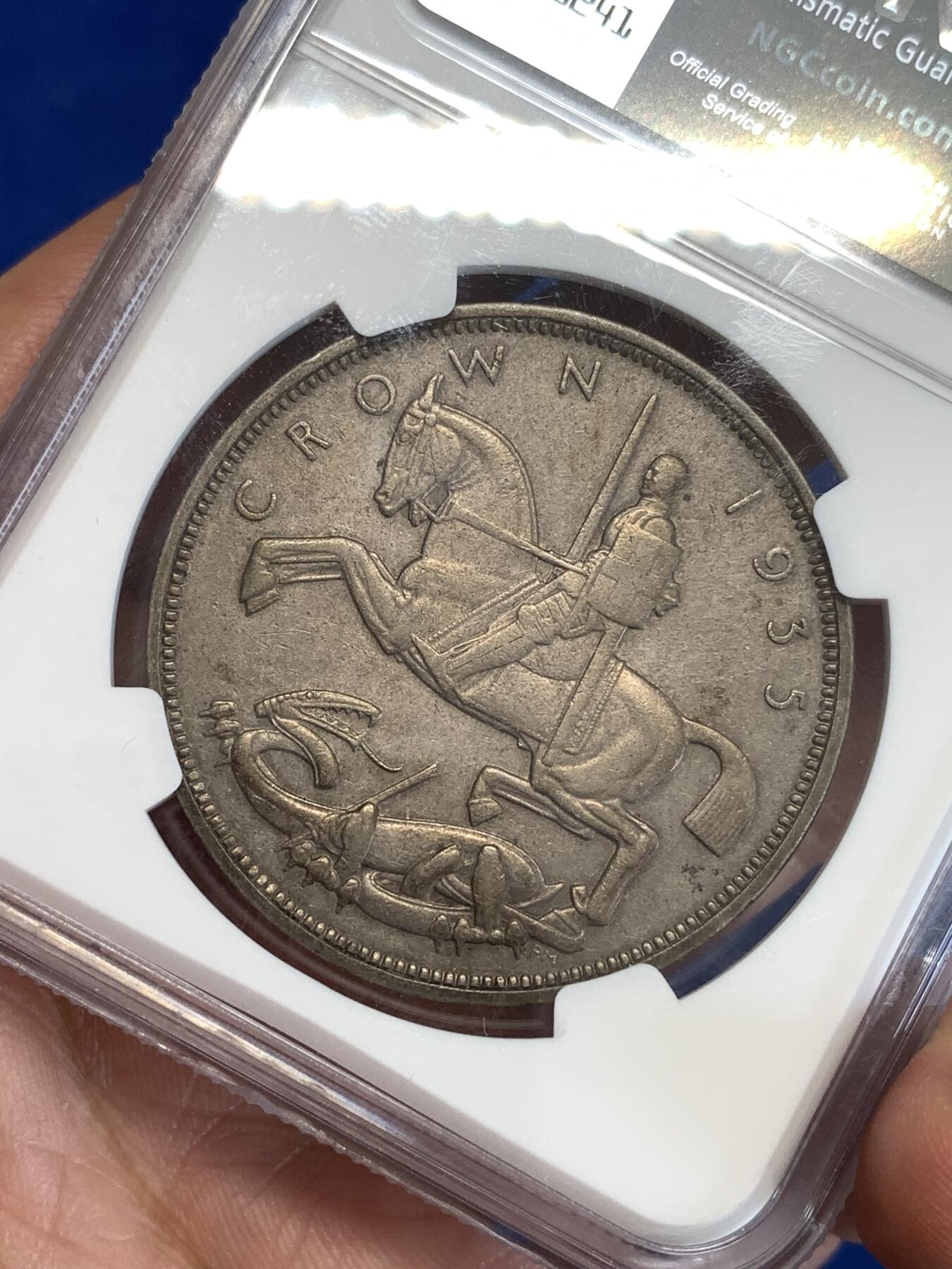 《竞宝斋》第298场- 周日，周一  2场连拍 （全场包邮） NGC AU50英国1935年乔治五世木马剑银价上浮经典品种疑似低评超高性价比！暗色币面尽显时光痕迹！