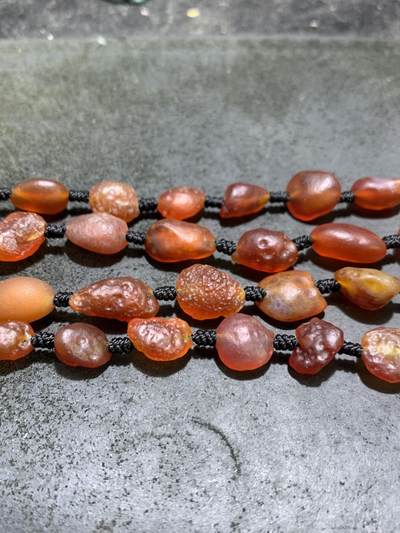 精美天然戈壁阿拉善樱桃红项链一条 精美天然戈壁阿拉善樱桃红项链一条