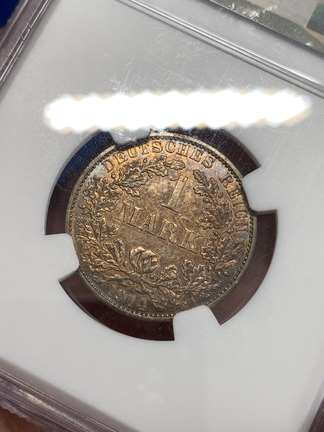 《竞宝斋》第298场- 周日，周一  2场连拍 （全场包邮） NGC MS62 1914年A版普鲁士一马克  正面环彩包浆相当漂亮 玩彩的德系玩家不可错过的一枚