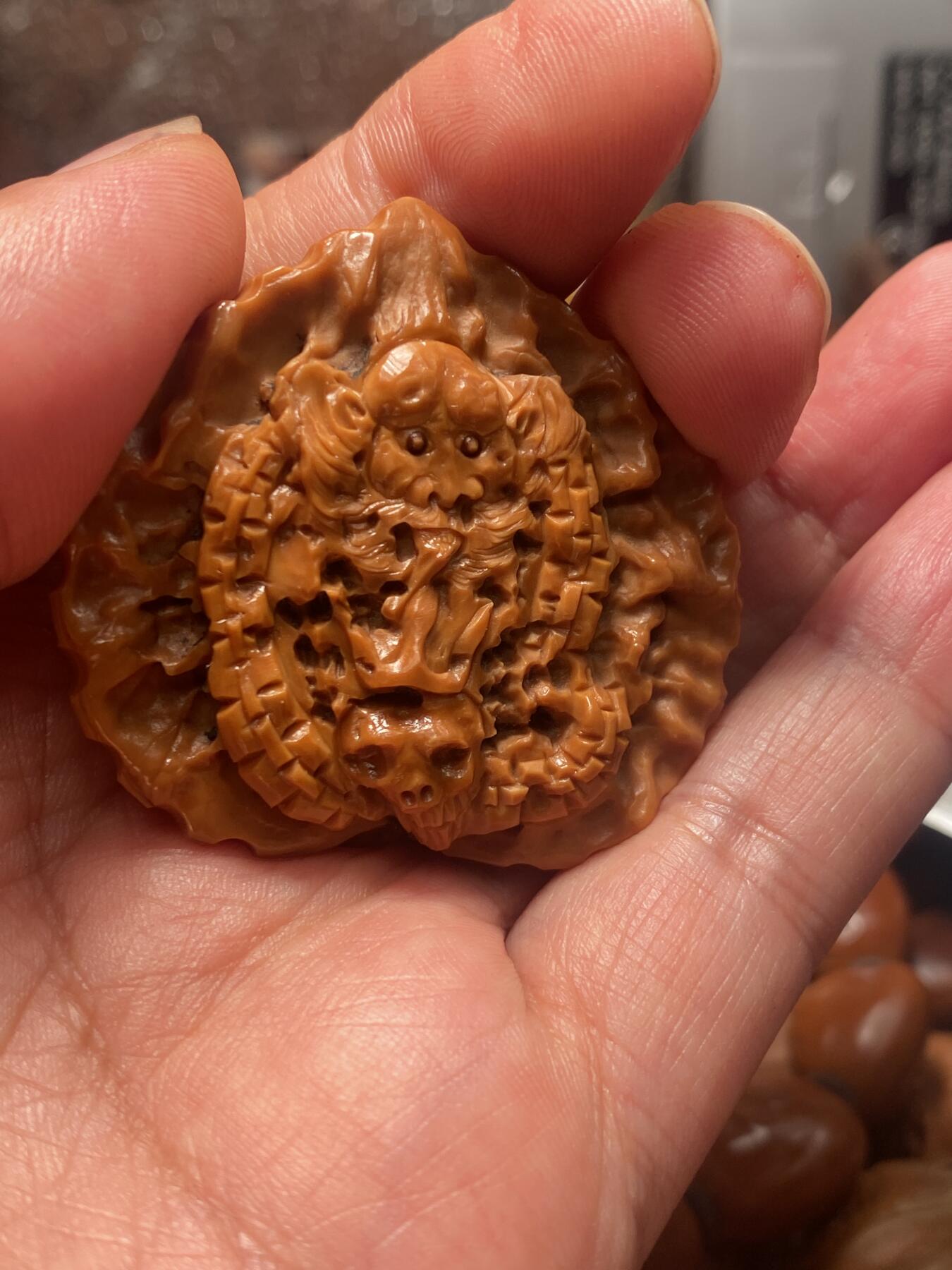 苏工核雕放漏价 苏工核雕，纯手工雕刻，核桃雕，地府款式黑白无常，新颖题材，非市场通货，尺寸4。9喜欢的来