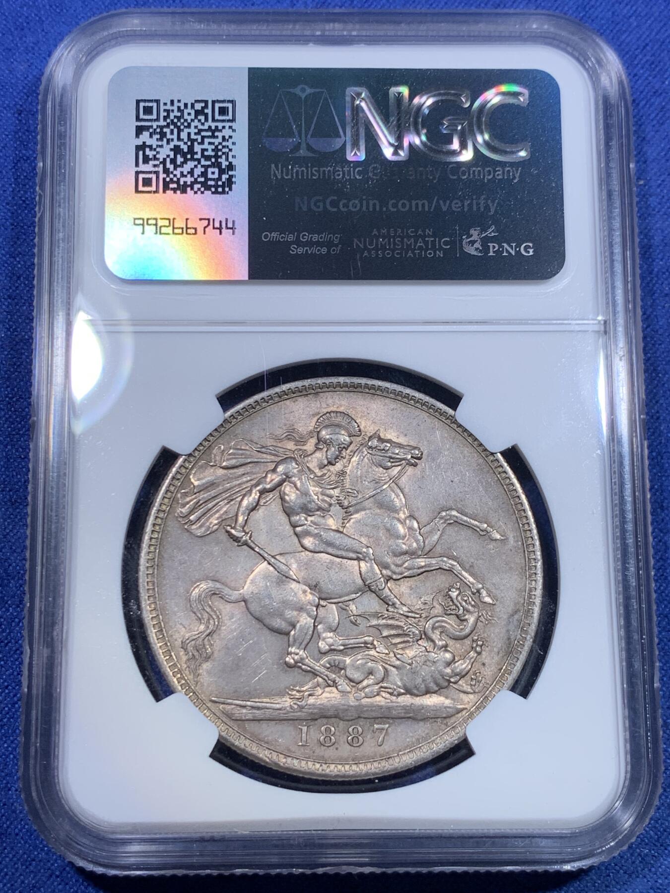 《竞宝斋》第298场- 周日，周一  2场连拍 （全场包邮） NGC MS62 英国1887年维多利亚高冠马剑克朗银币 淡紫色包浆 状态不错