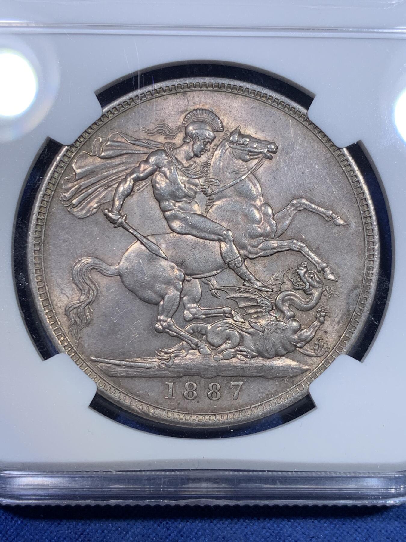 《竞宝斋》第298场- 周日，周一  2场连拍 （全场包邮） NGC MS62 英国1887年维多利亚高冠马剑克朗银币 淡紫色包浆 状态不错