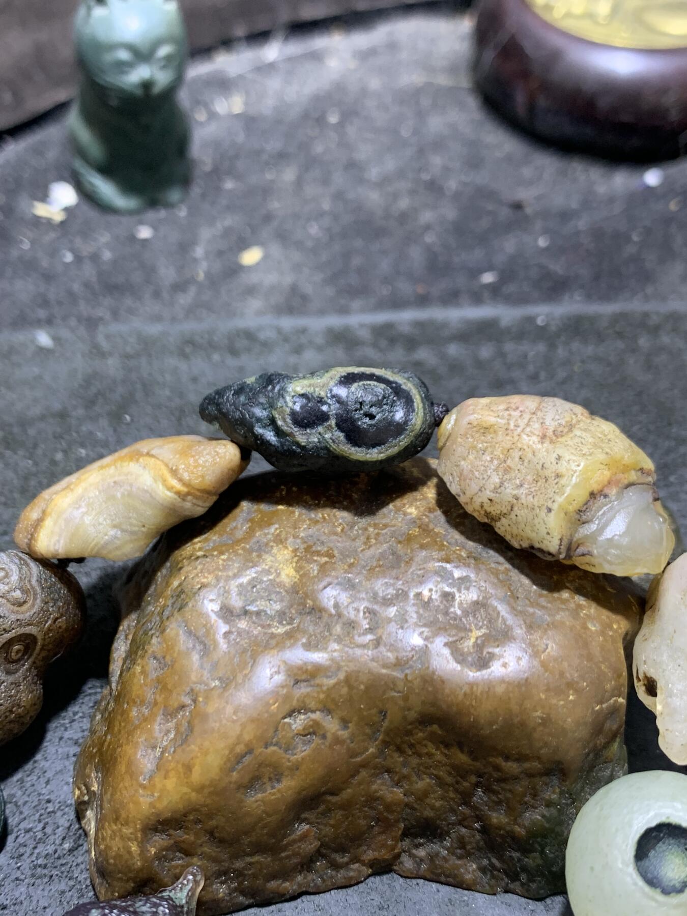 精美外蒙眼石手工编织手串一条。