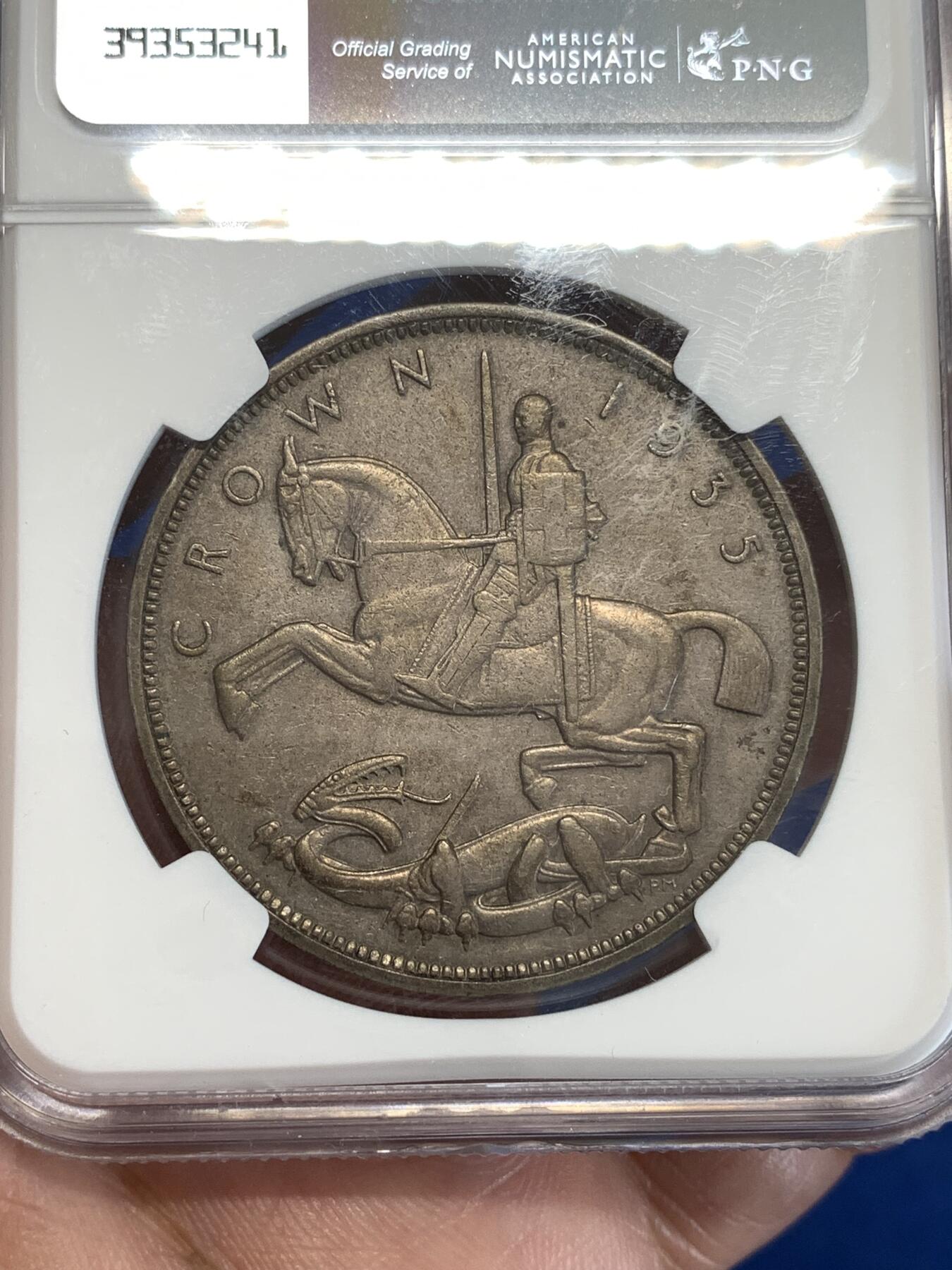 《竞宝斋》第298场- 周日，周一  2场连拍 （全场包邮） NGC AU50英国1935年乔治五世木马剑银价上浮经典品种疑似低评超高性价比！暗色币面尽显时光痕迹！
