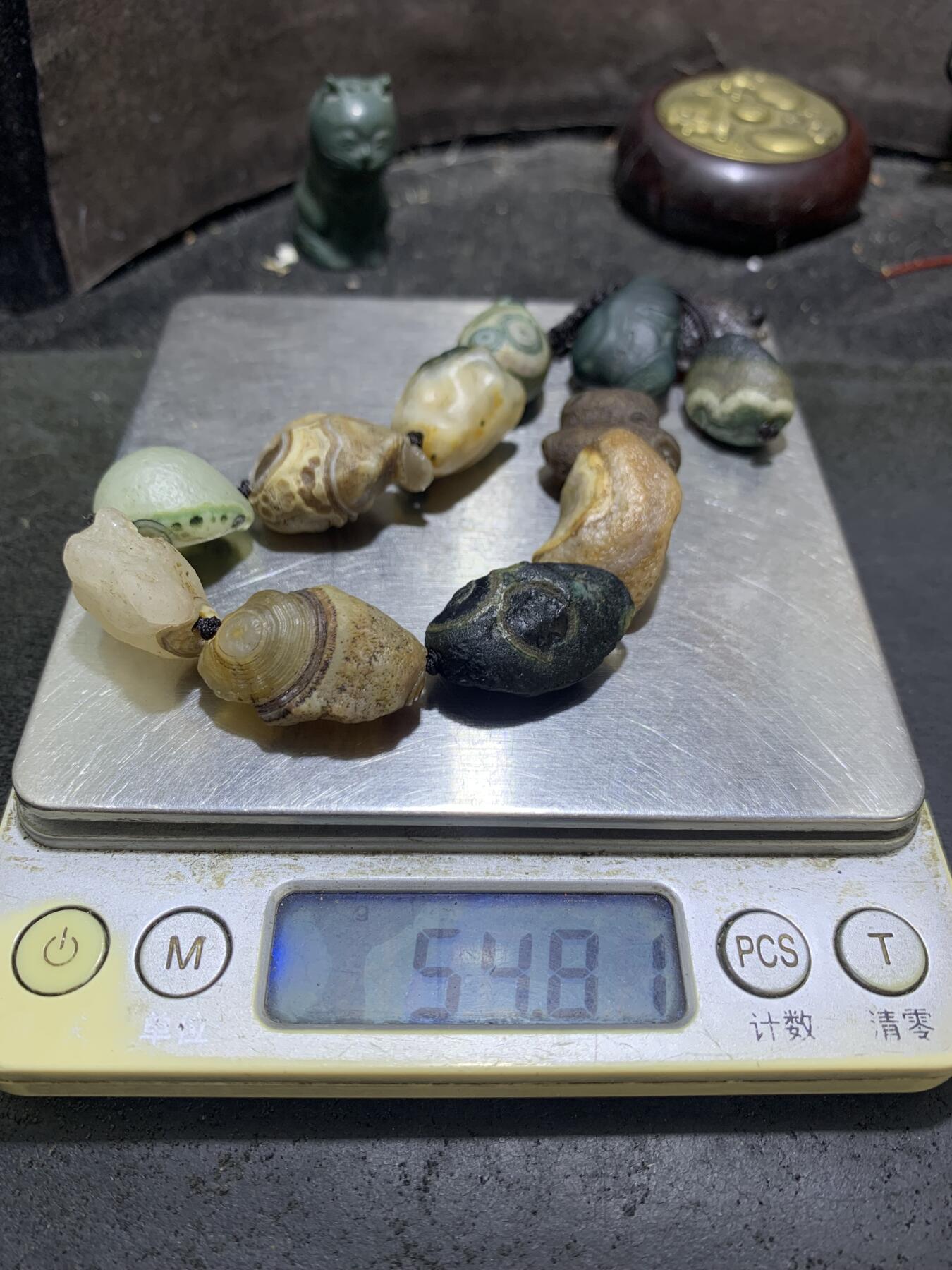 精美外蒙眼石手工编织手串一条。