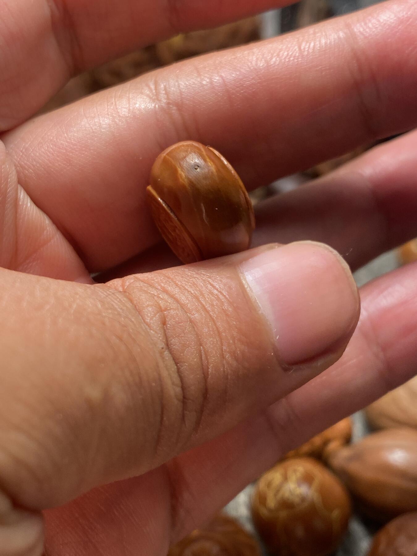 苏工核雕放漏价 苏工核雕二花老铁核手工老型财源滚滚，招财进宝三通，老籽市场极罕见，喜欢的来，尺寸1。7x2.9可搭任何串串
